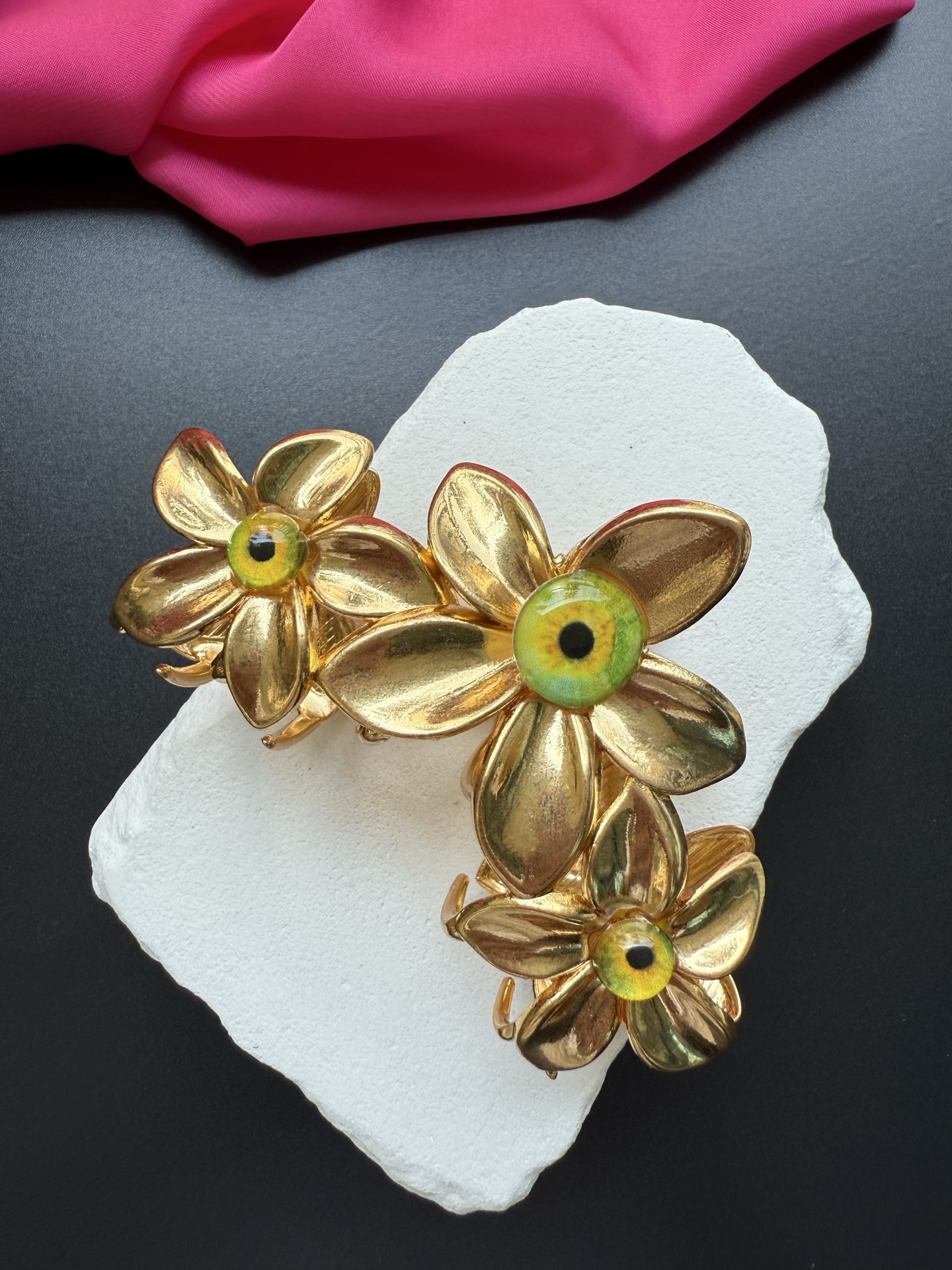 Брошь в виде цветка Schiaparelli