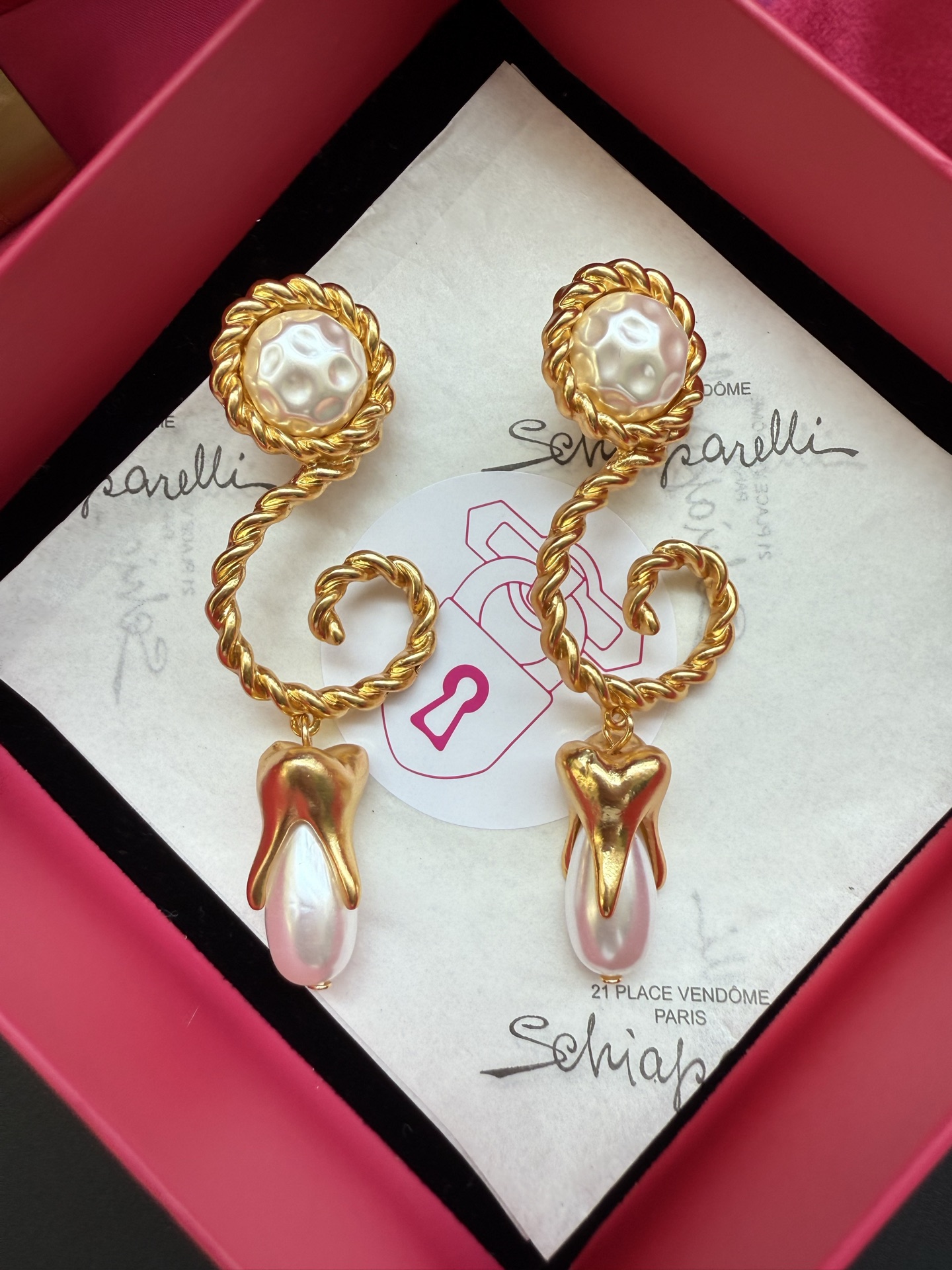 Серьги Schiaparelli с золотистым металлом и жемчугом