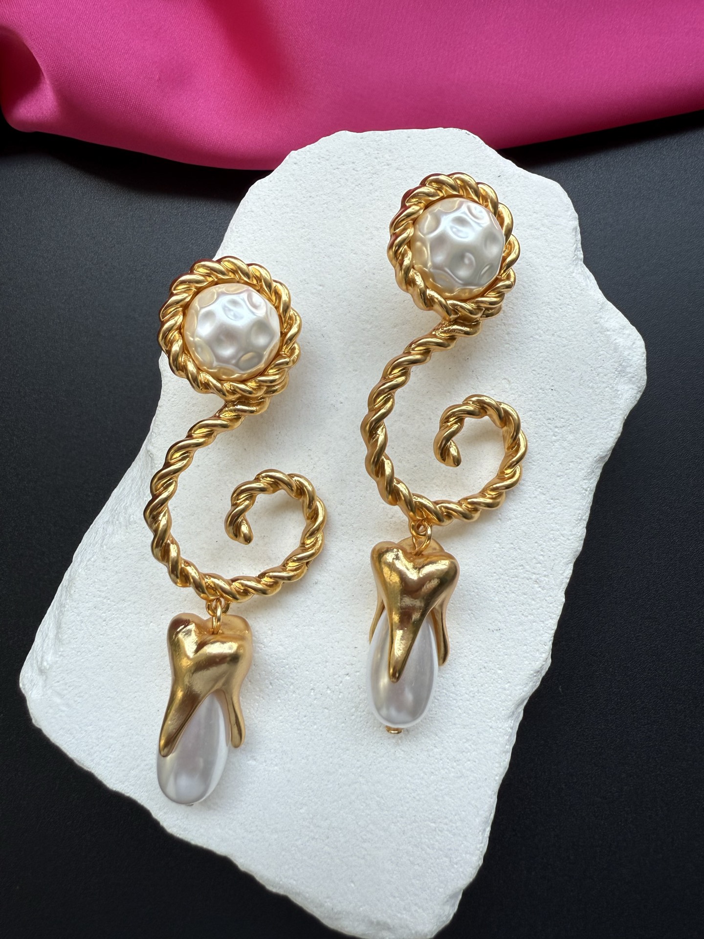 Серьги Schiaparelli с золотистым металлом и жемчугом
