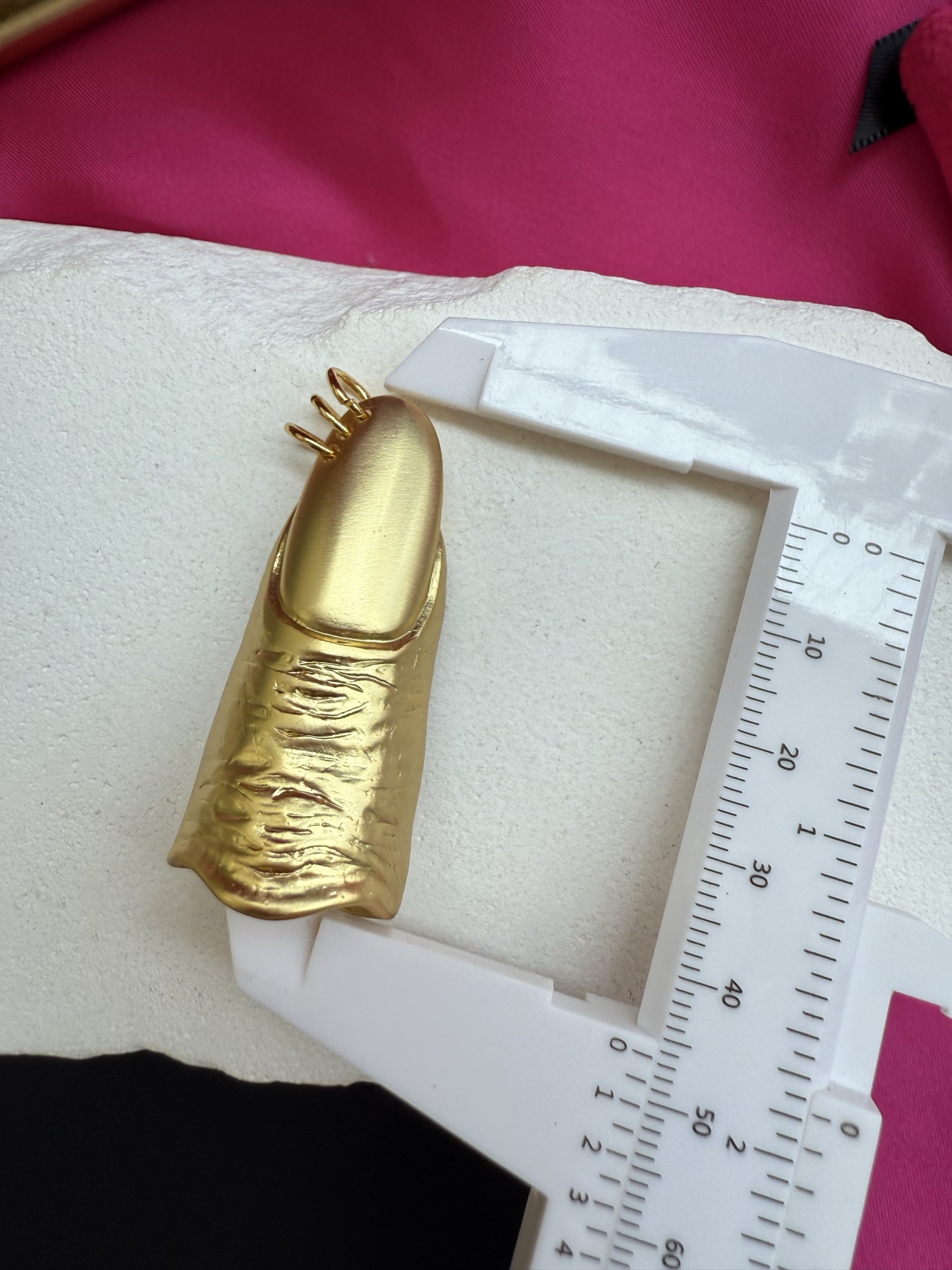 Золотистый кулоны в виде пальцевого перчаточного чехла Schiaparelli