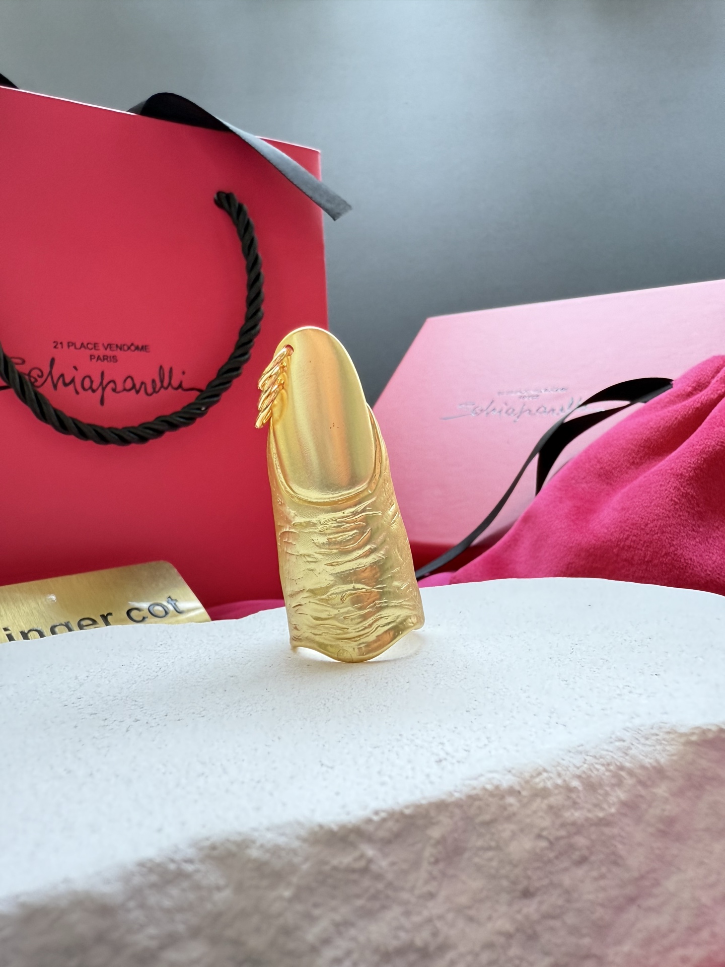 Золотистый кулоны в виде пальцевого перчаточного чехла Schiaparelli