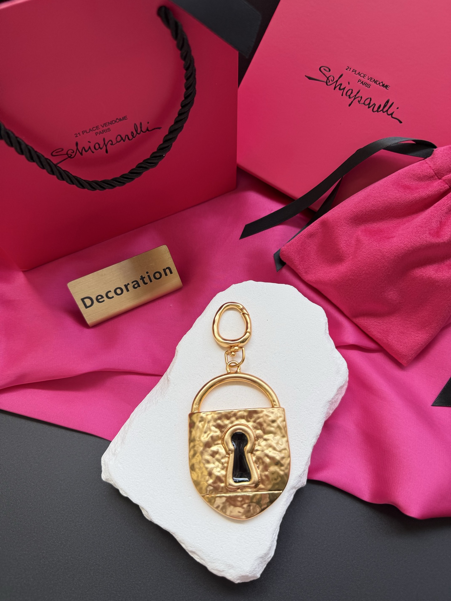 Подвеска в виде замка Schiaparelli