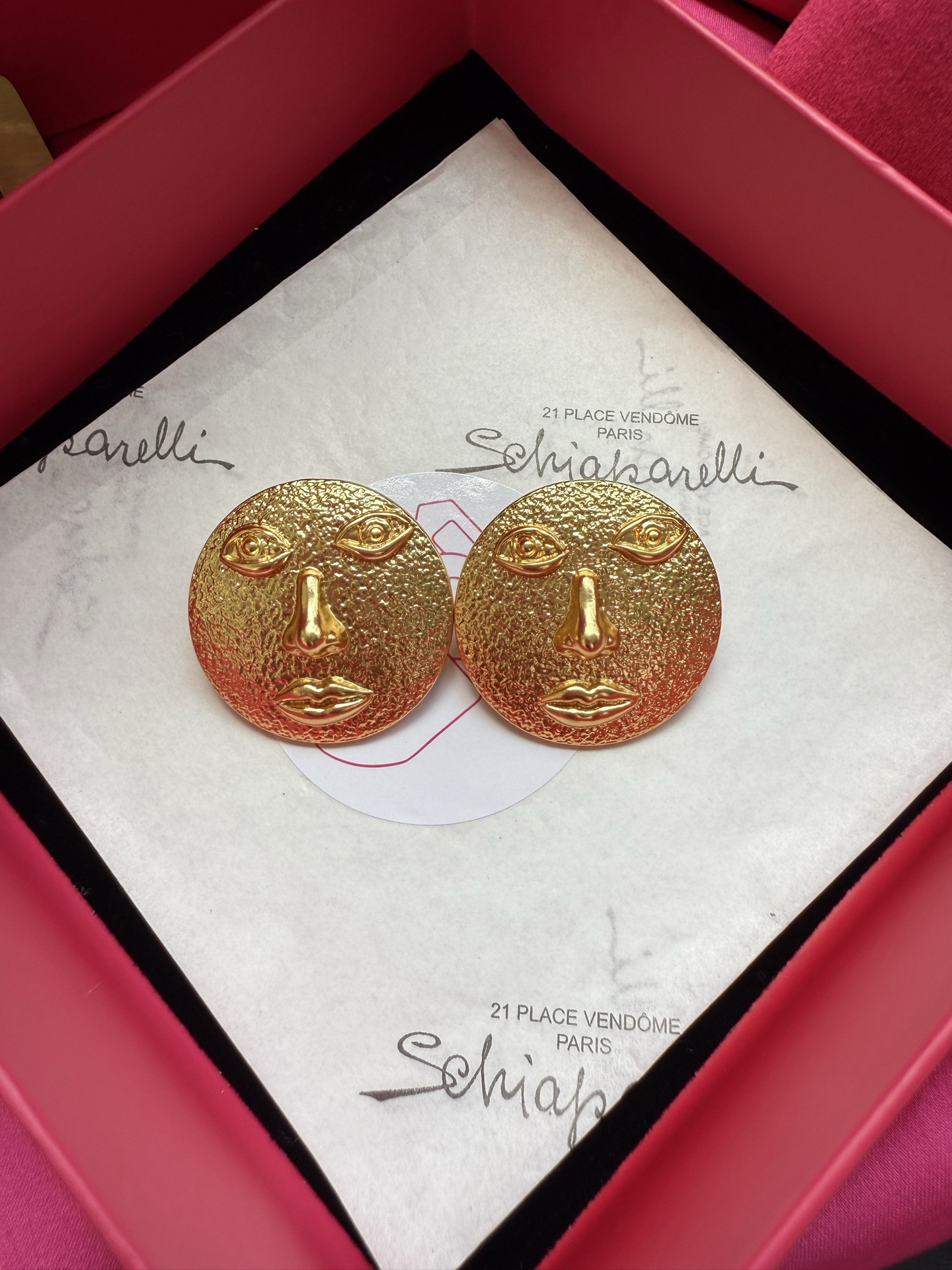 Серьги в виде лиц с золотым отливом Schiaparelli