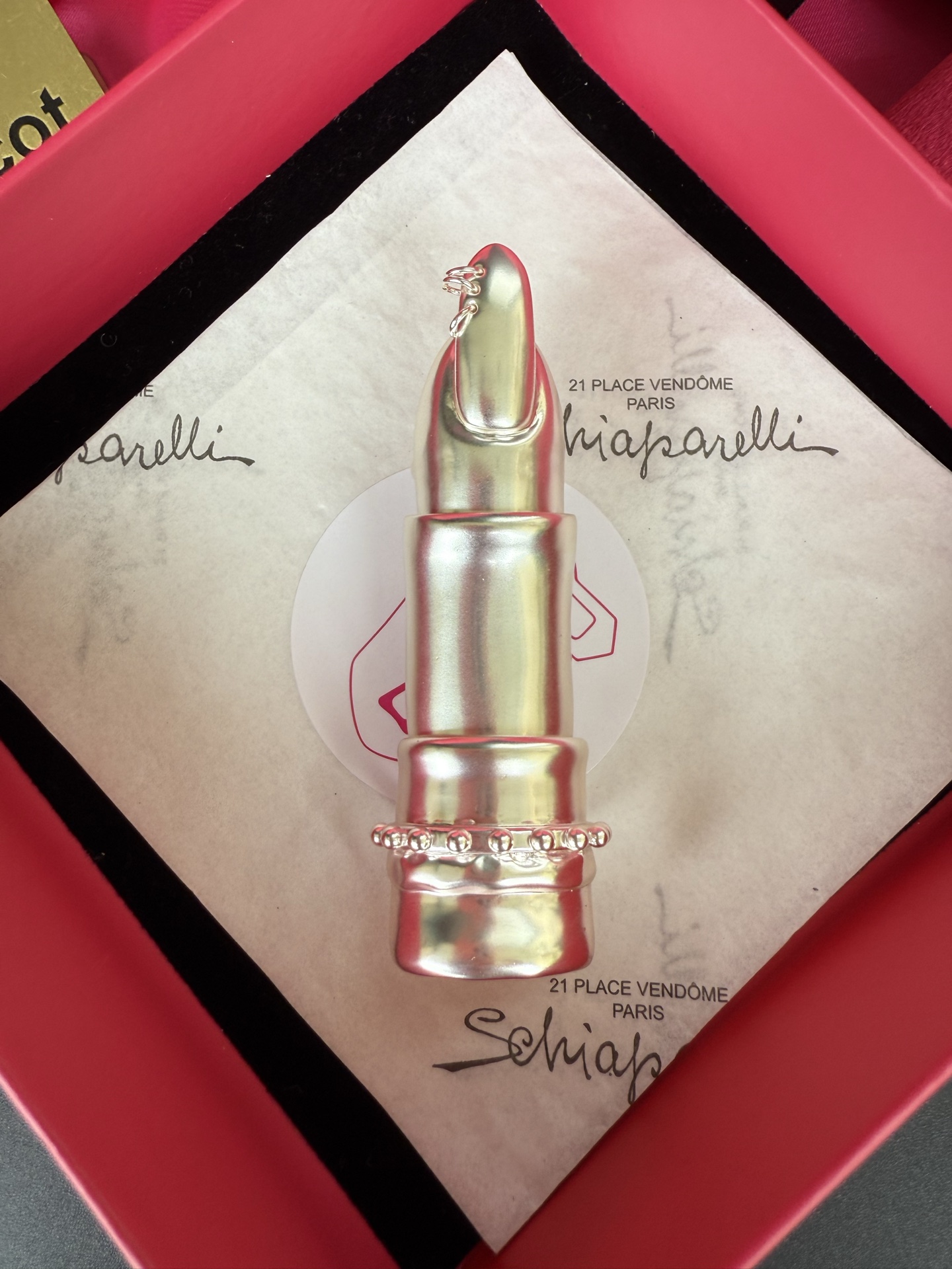 Комплект бижутерии в виде помады Schiaparelli