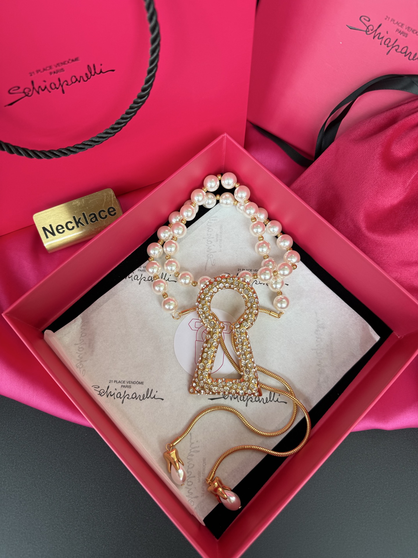 Колье в виде ключа с жемчугом Schiaparelli