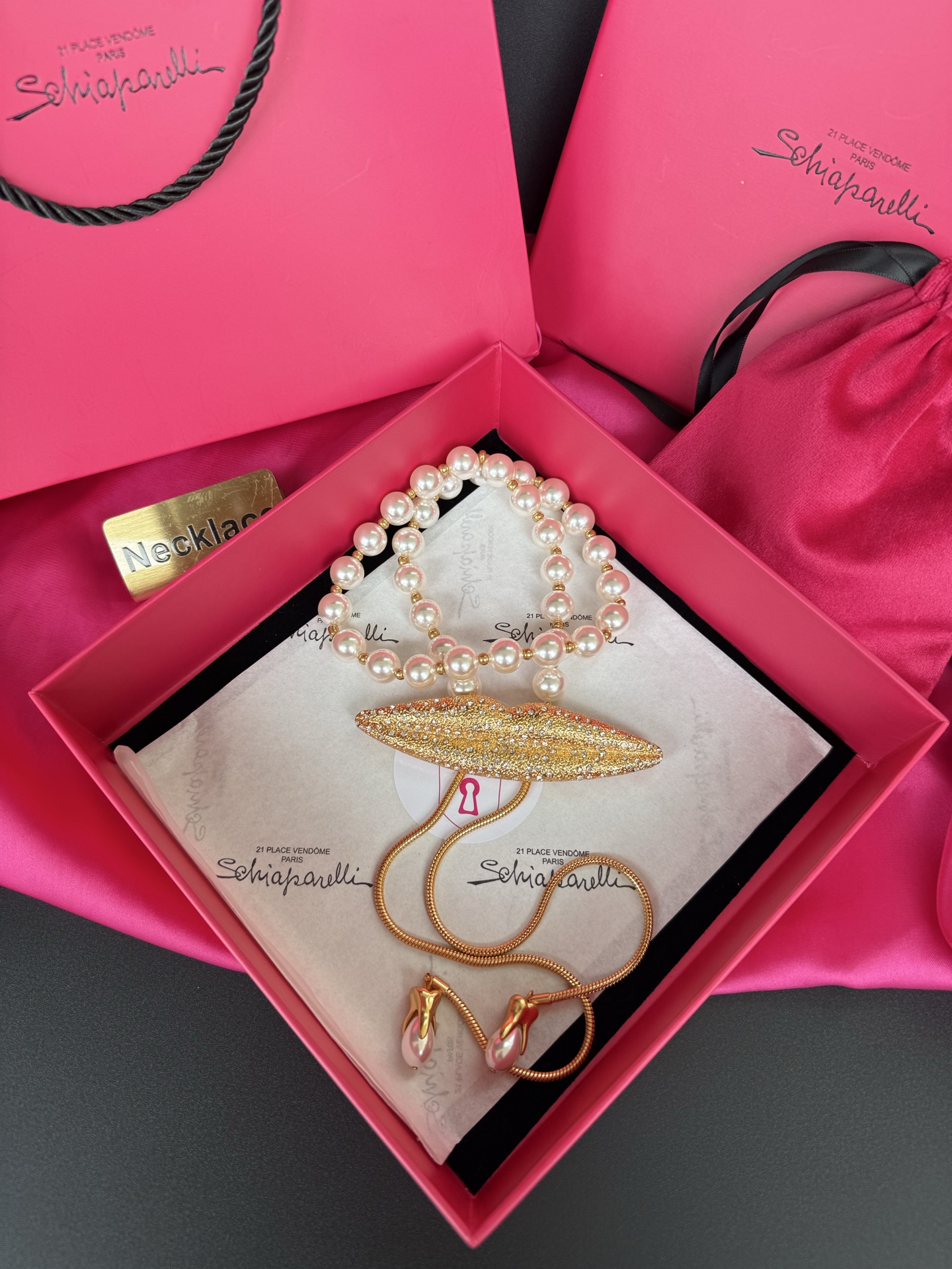 Колье с жемчугом и декоративными губами Schiaparelli