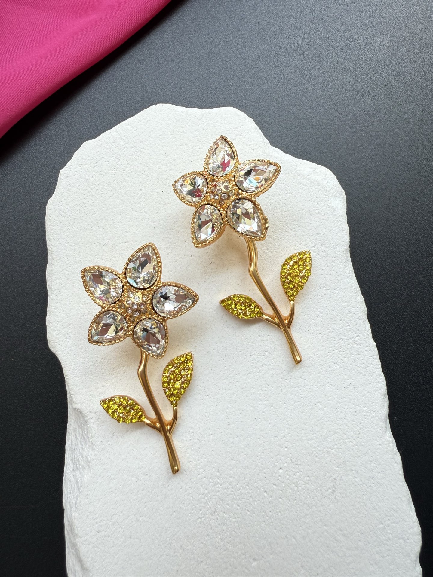 Серьги в виде цветка с кристаллами Schiaparelli