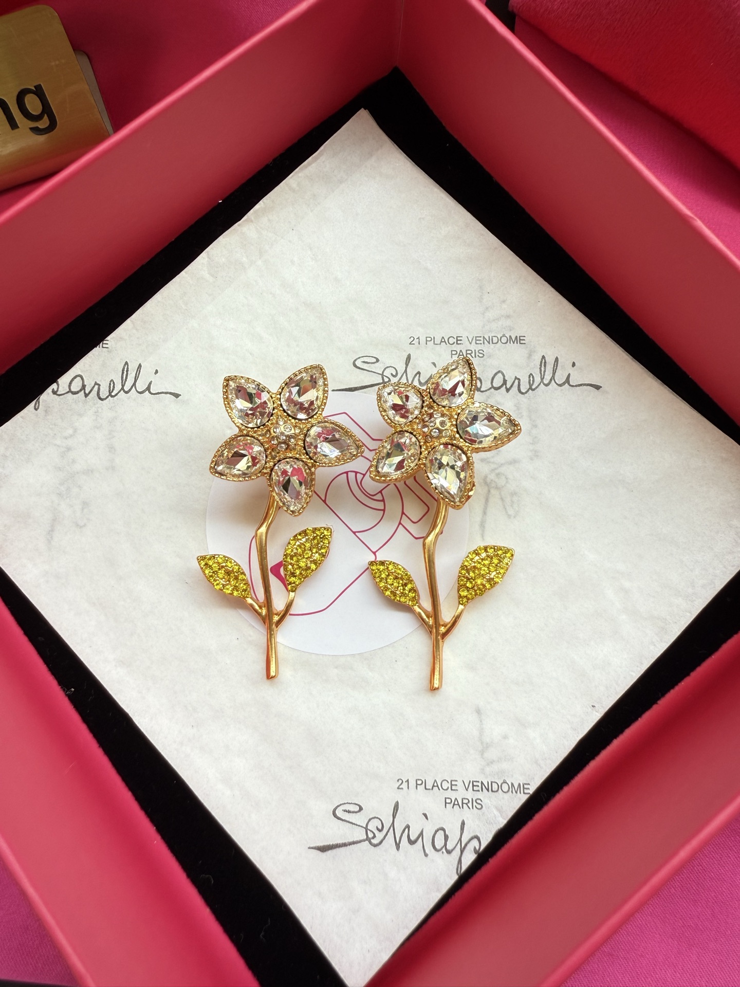 Серьги в виде цветка с кристаллами Schiaparelli