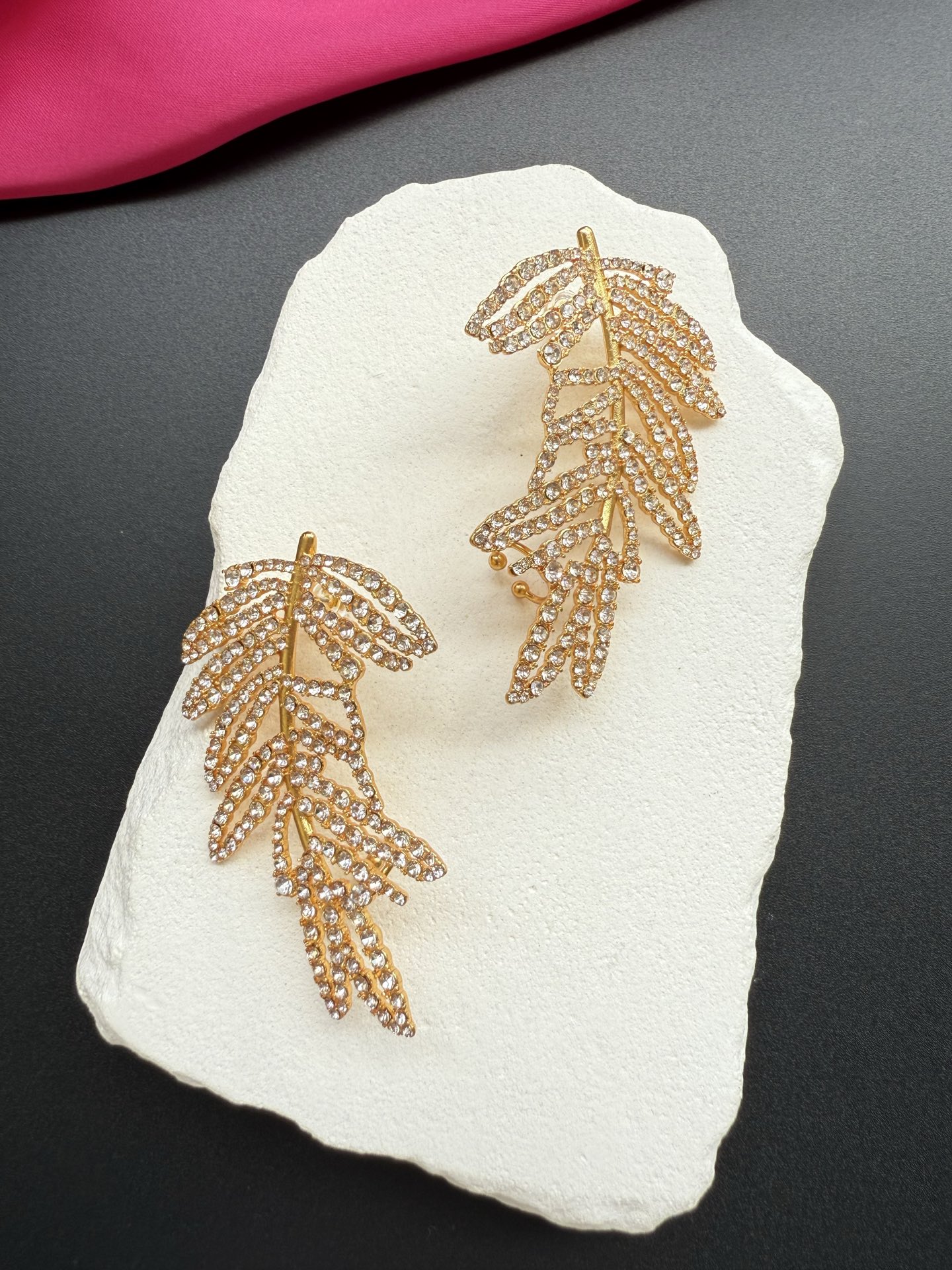 Серьги в виде листьев с кристаллами Schiaparelli