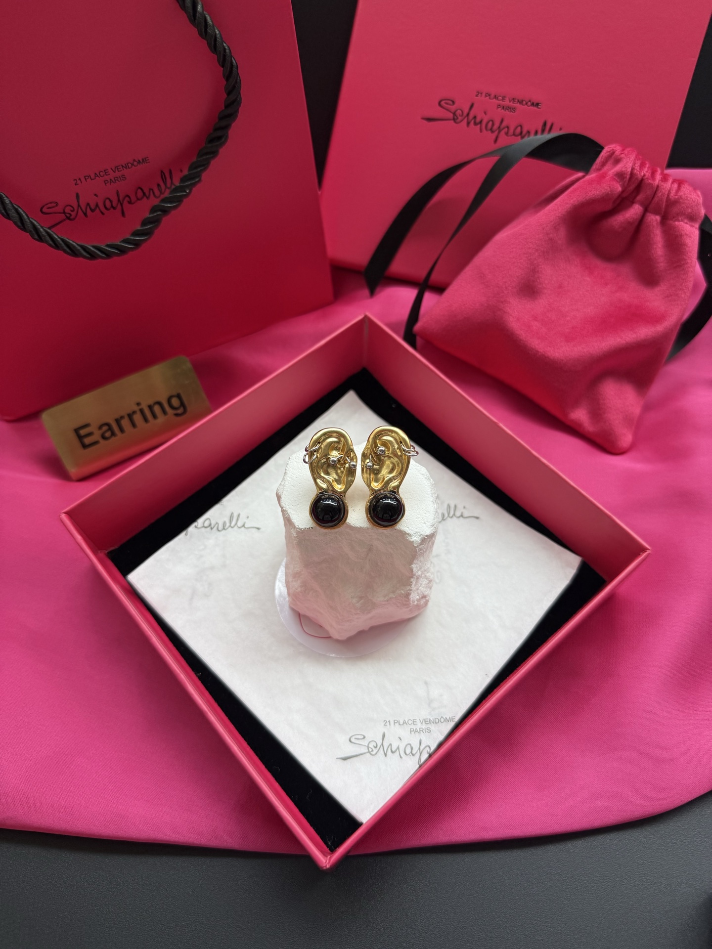 Серьги в форме уха с черными камнями Schiaparelli