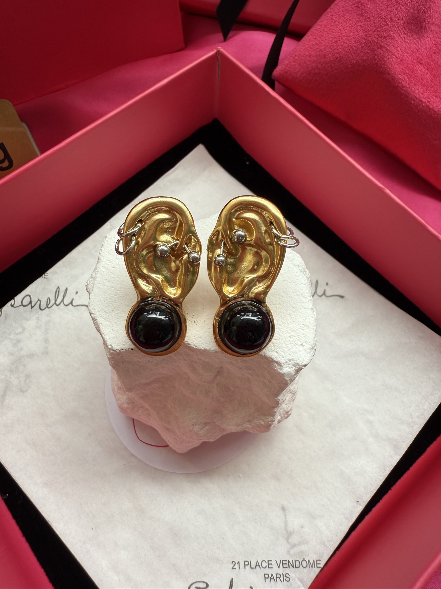 Серьги в форме уха с черными камнями Schiaparelli
