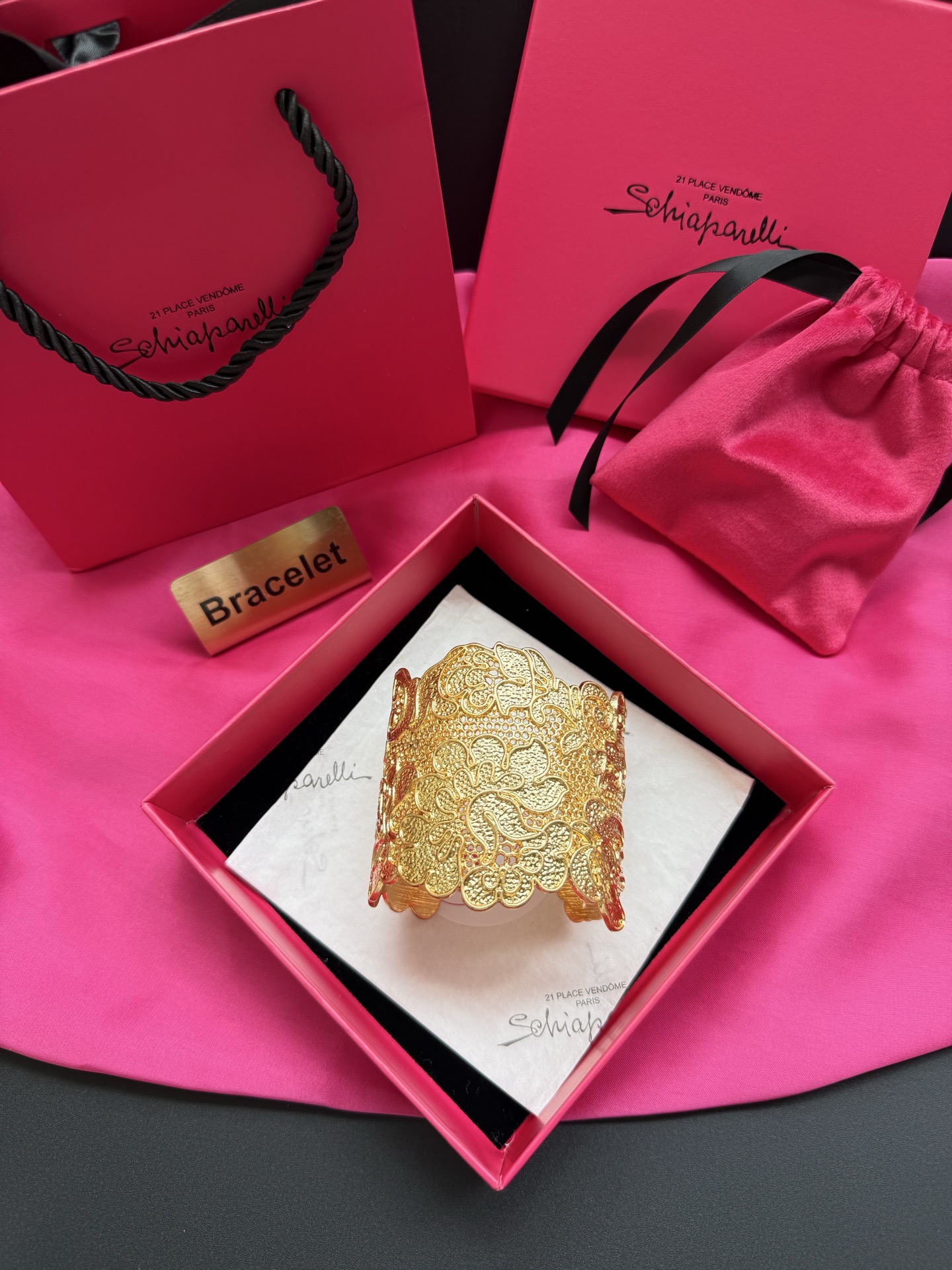 Золотистый браслет с узором Schiaparelli
