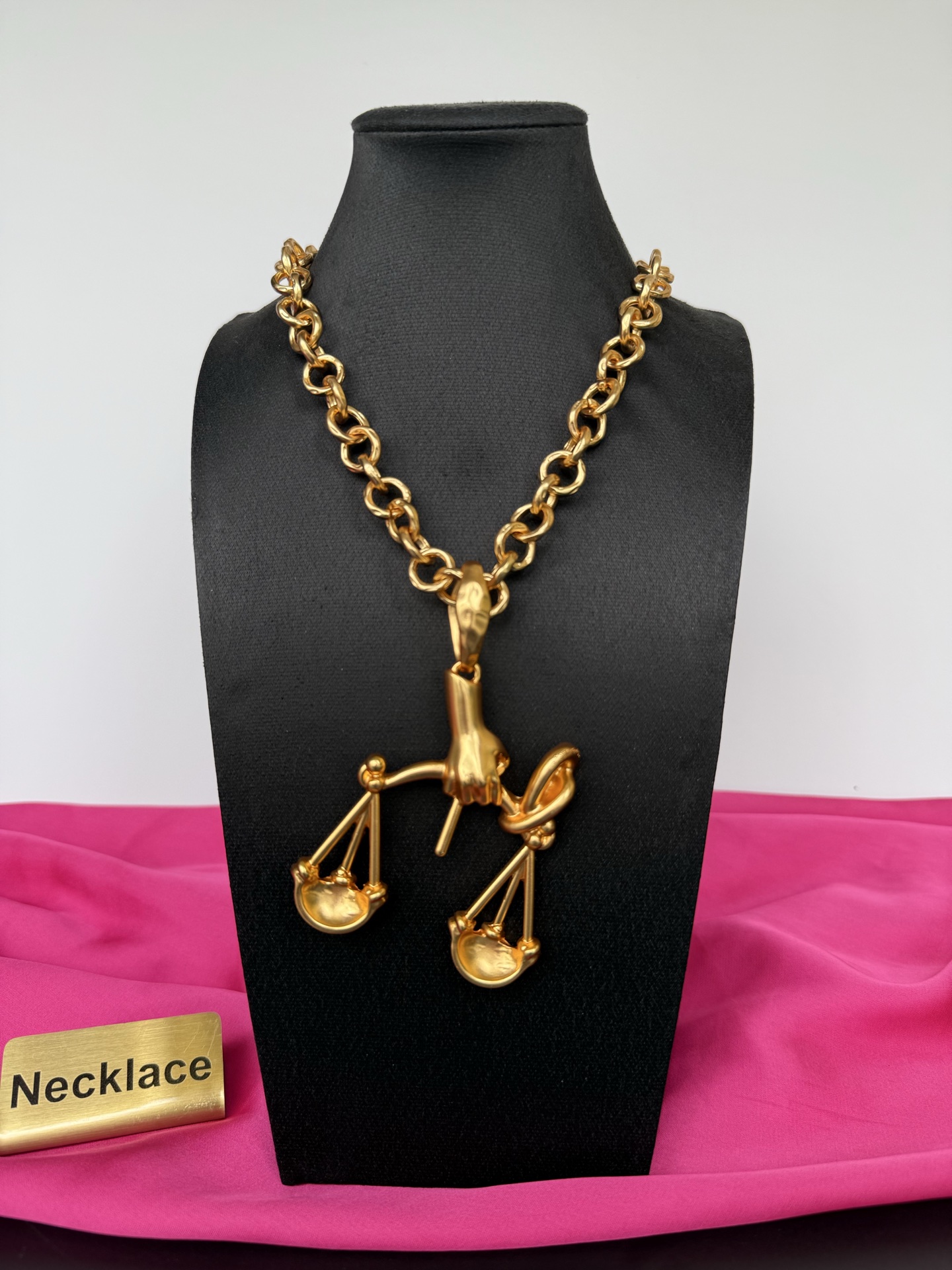 Золотистое колье с подвеской в виде весов Schiaparelli
