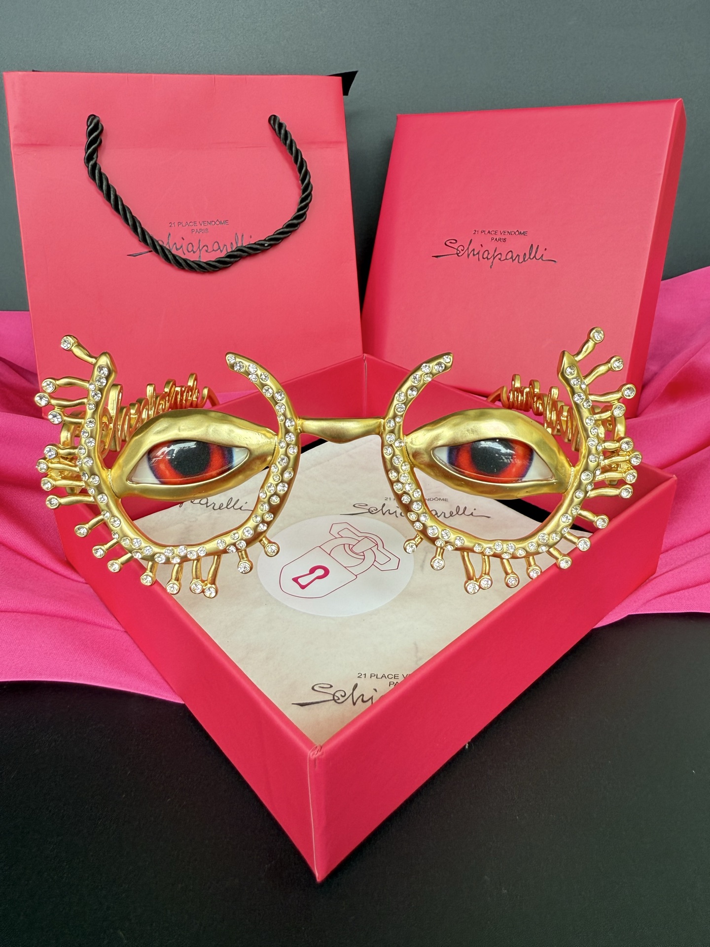 Брошь в виде декоративных очков с глазами Schiaparelli