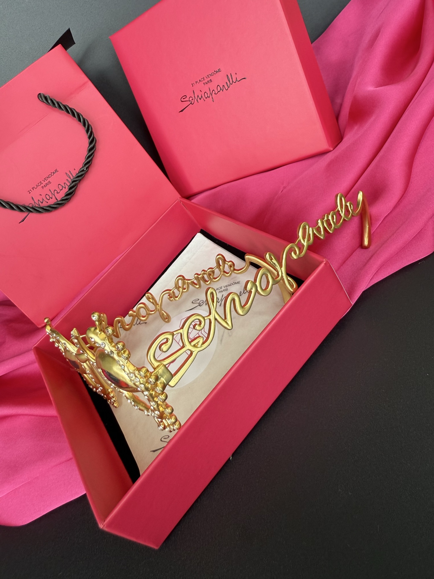 Брошь в виде декоративных очков с глазами Schiaparelli