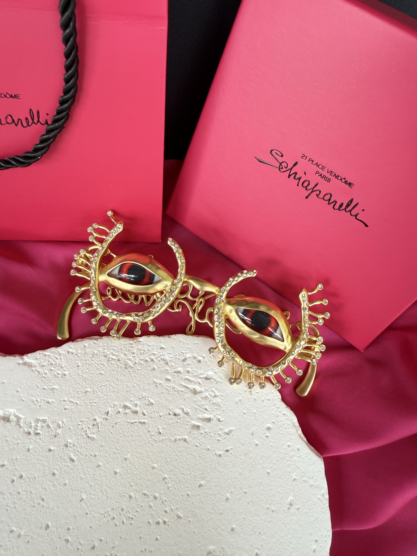 Брошь в виде декоративных очков с глазами Schiaparelli