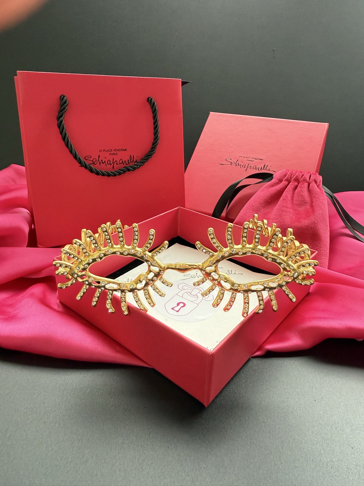 Брошь в виде декоративных очков с кристаллами Schiaparelli