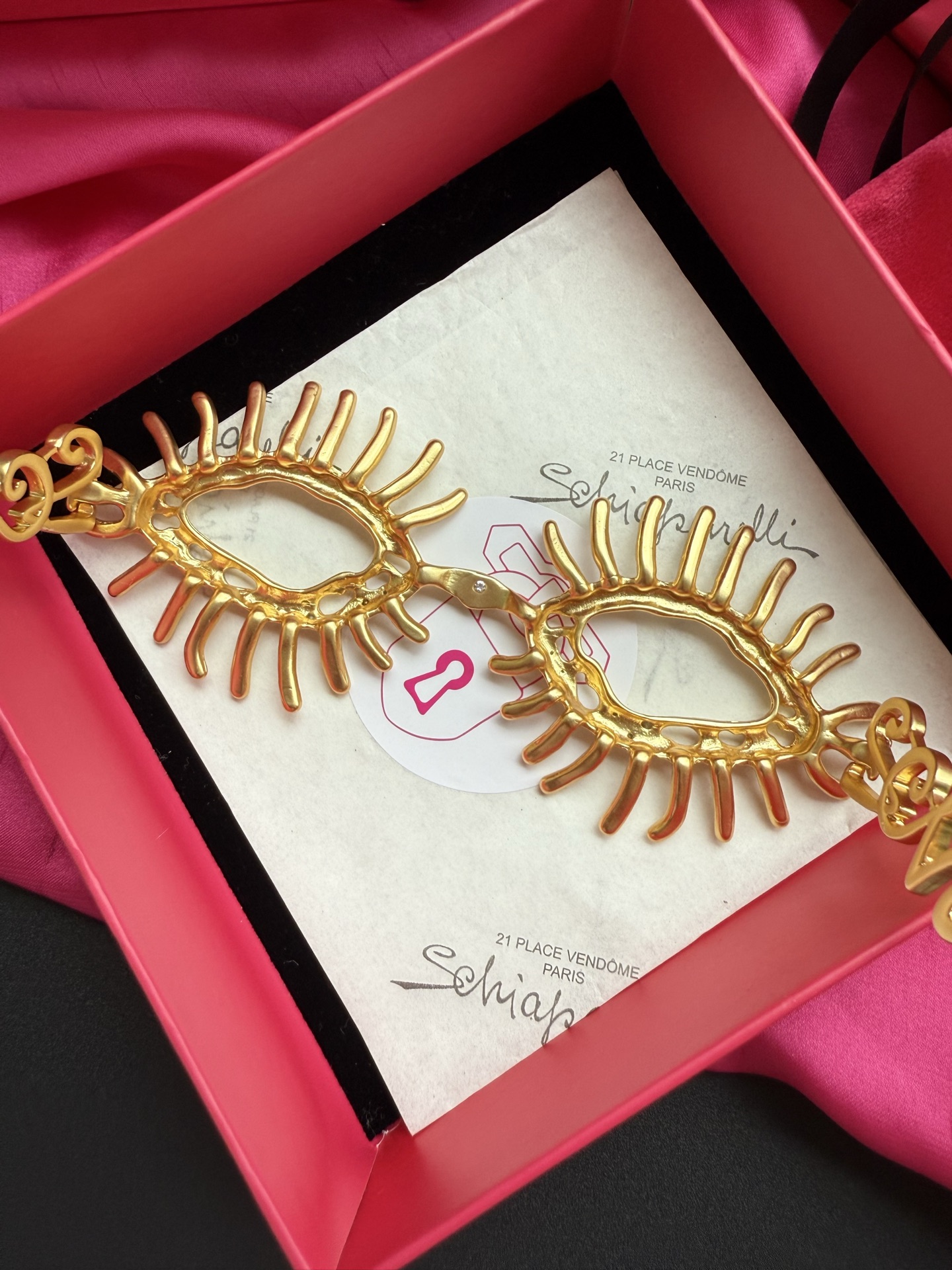 Брошь в виде декоративных очков с кристаллами Schiaparelli