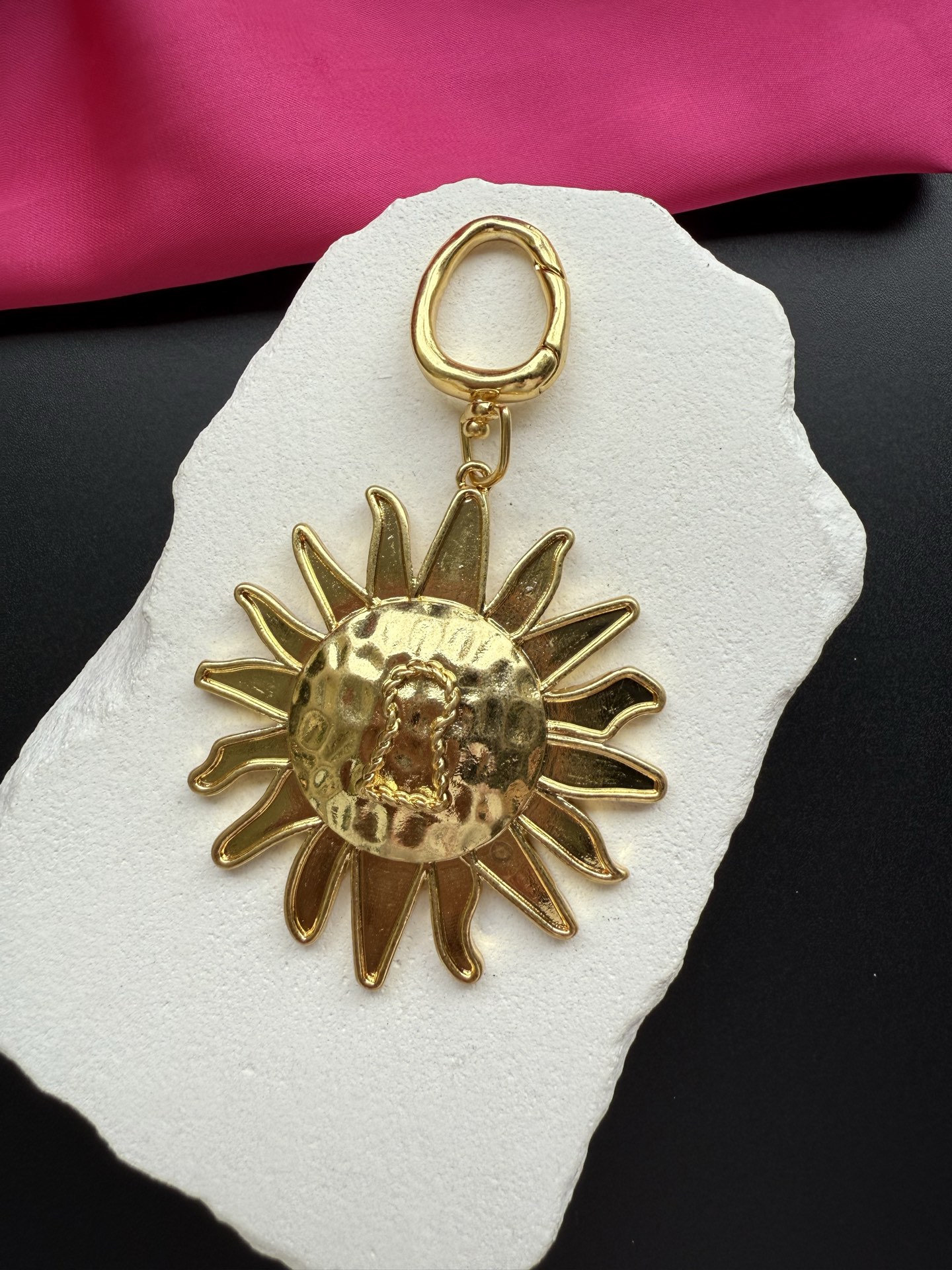 Подвеска в виде солнца с лицом Schiaparelli