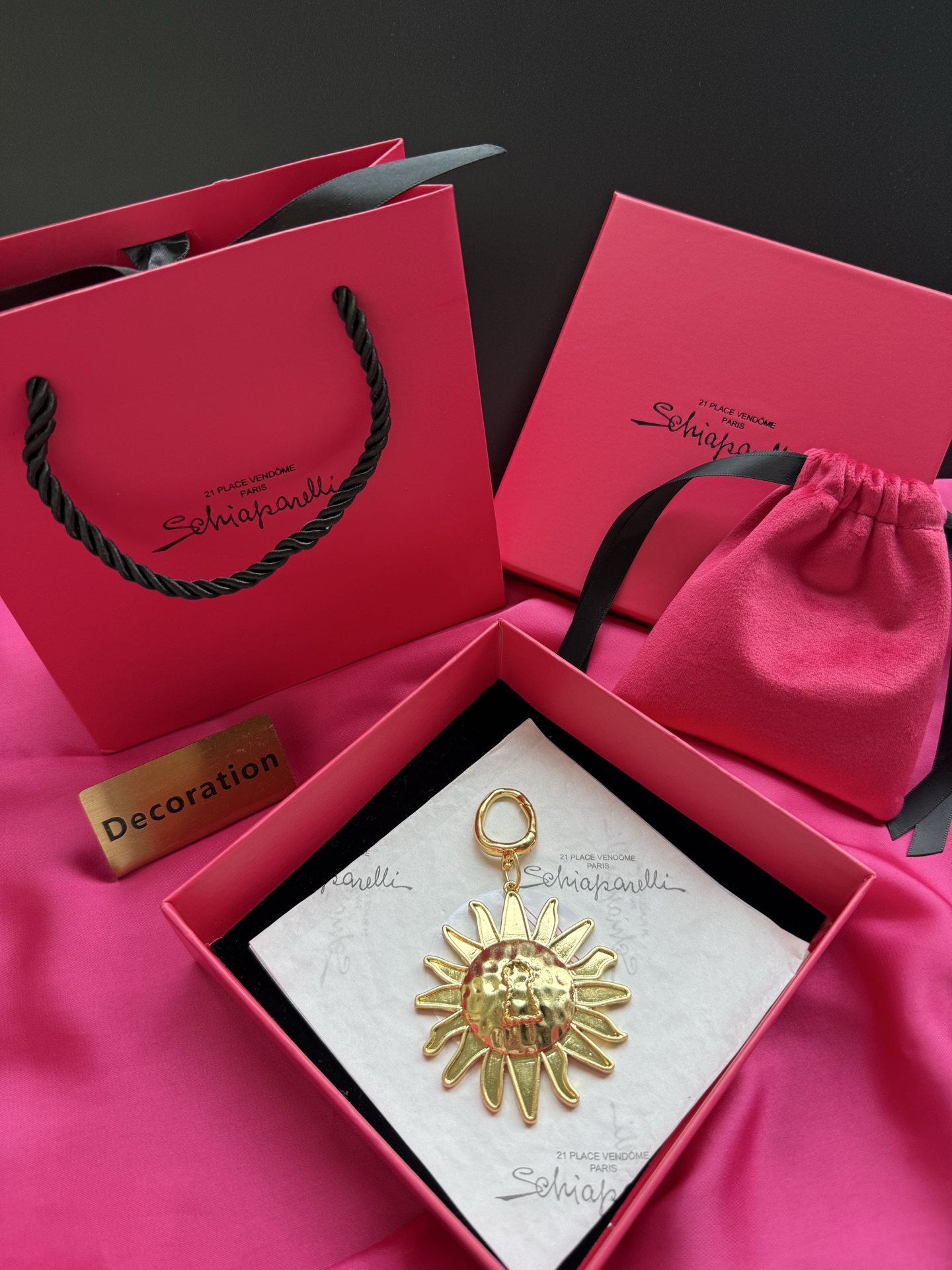 Подвеска в виде солнца с лицом Schiaparelli