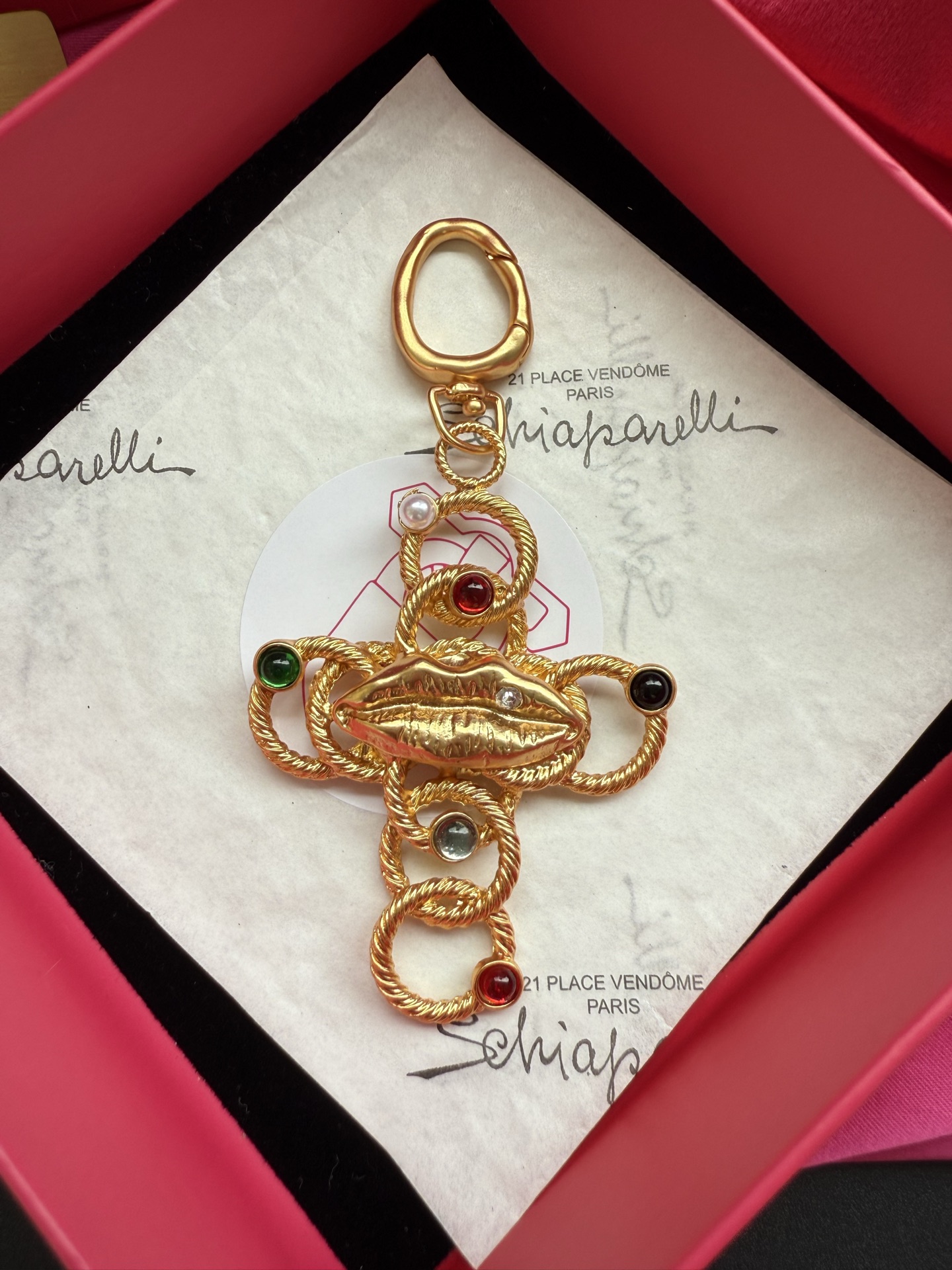 Подвеска Schiaparelli в виде креста с губами