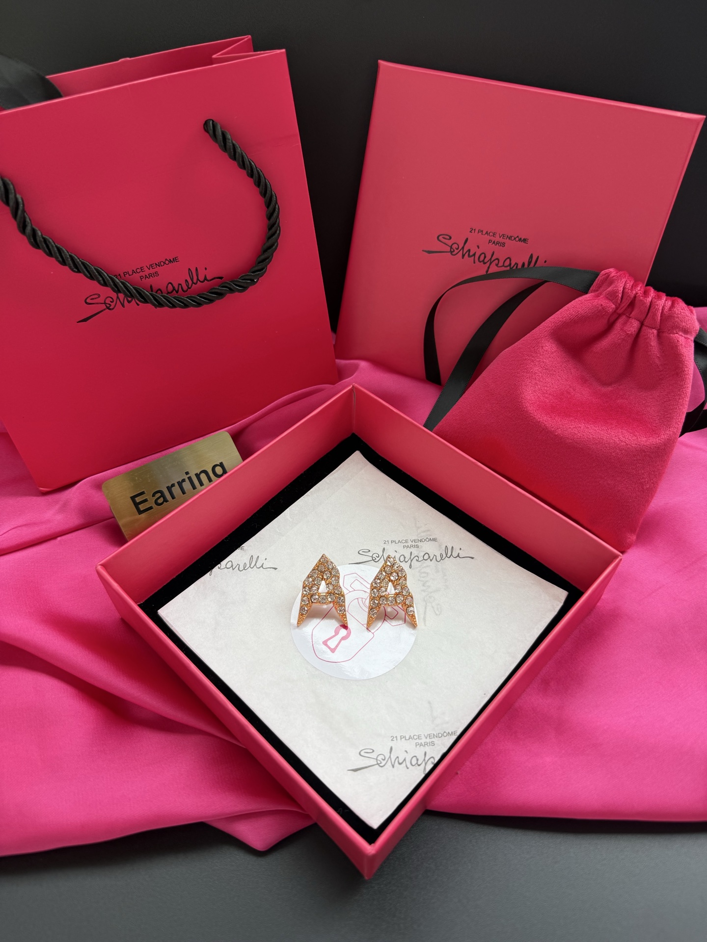 Серьги Schiaparelli в форме буквы A