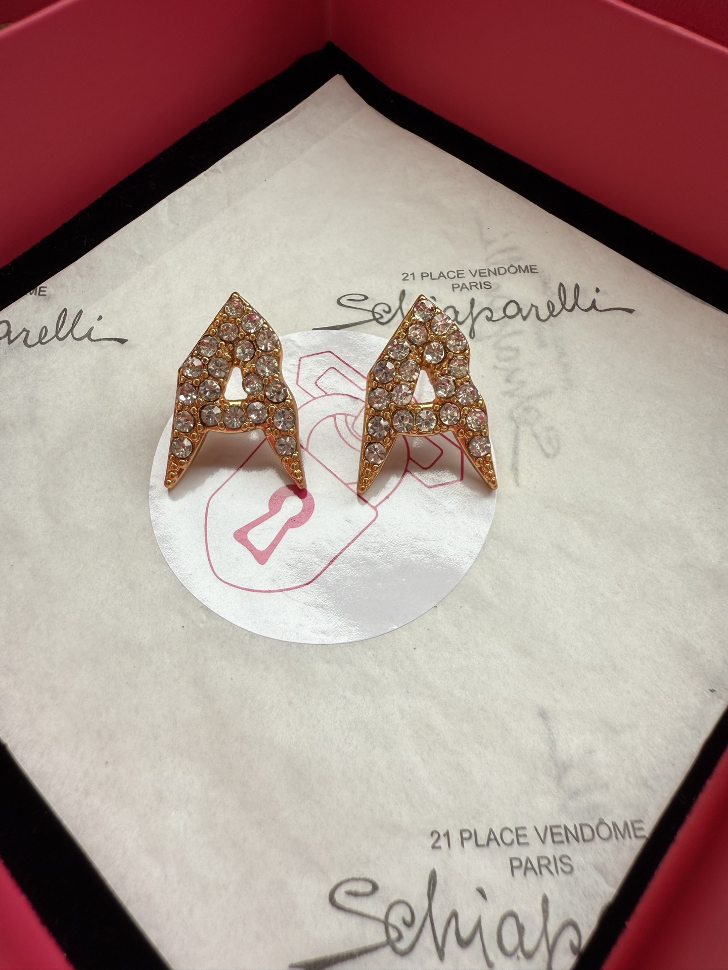 Серьги Schiaparelli в форме буквы A