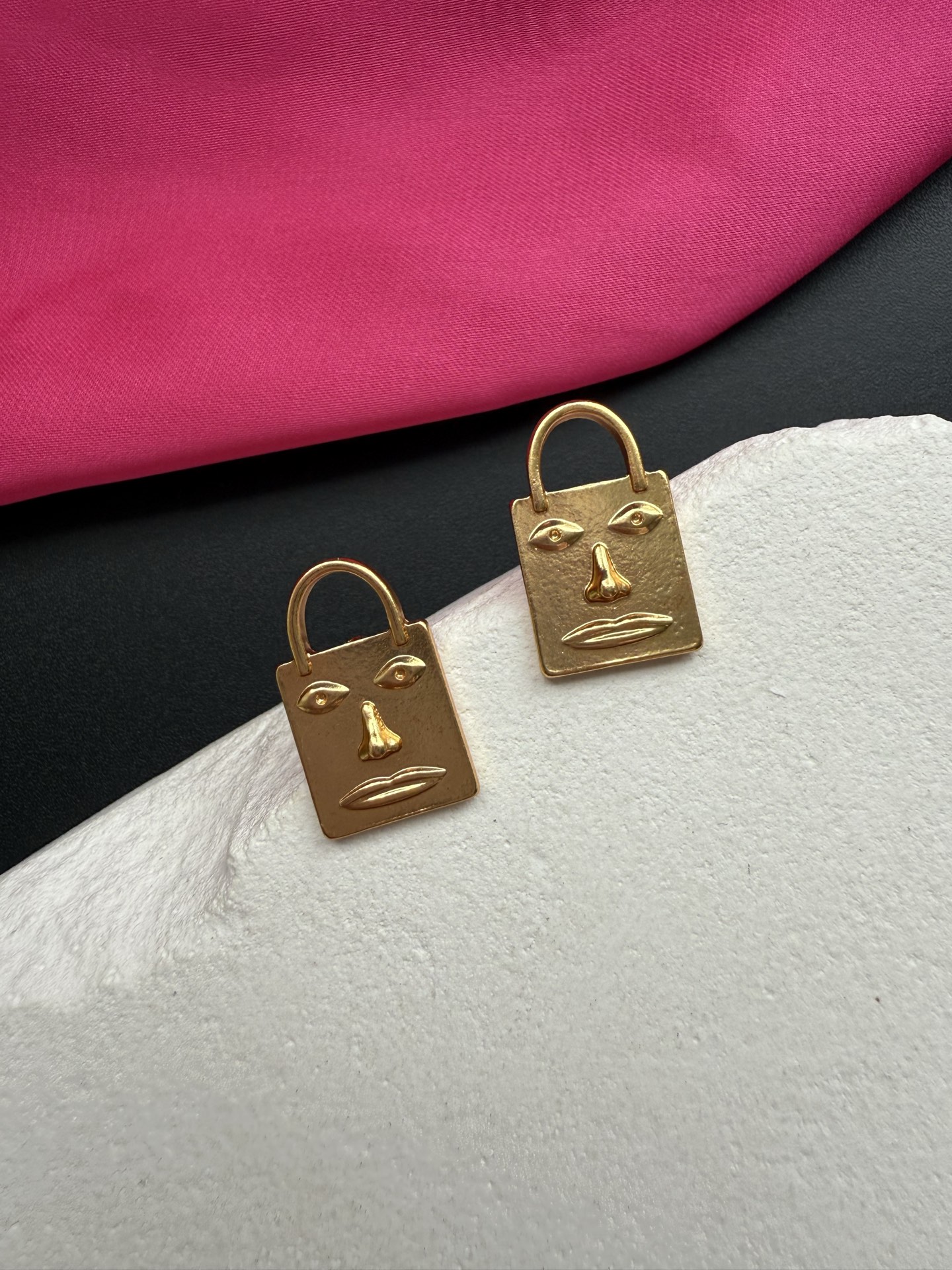 Серьги в форме лица Schiaparelli