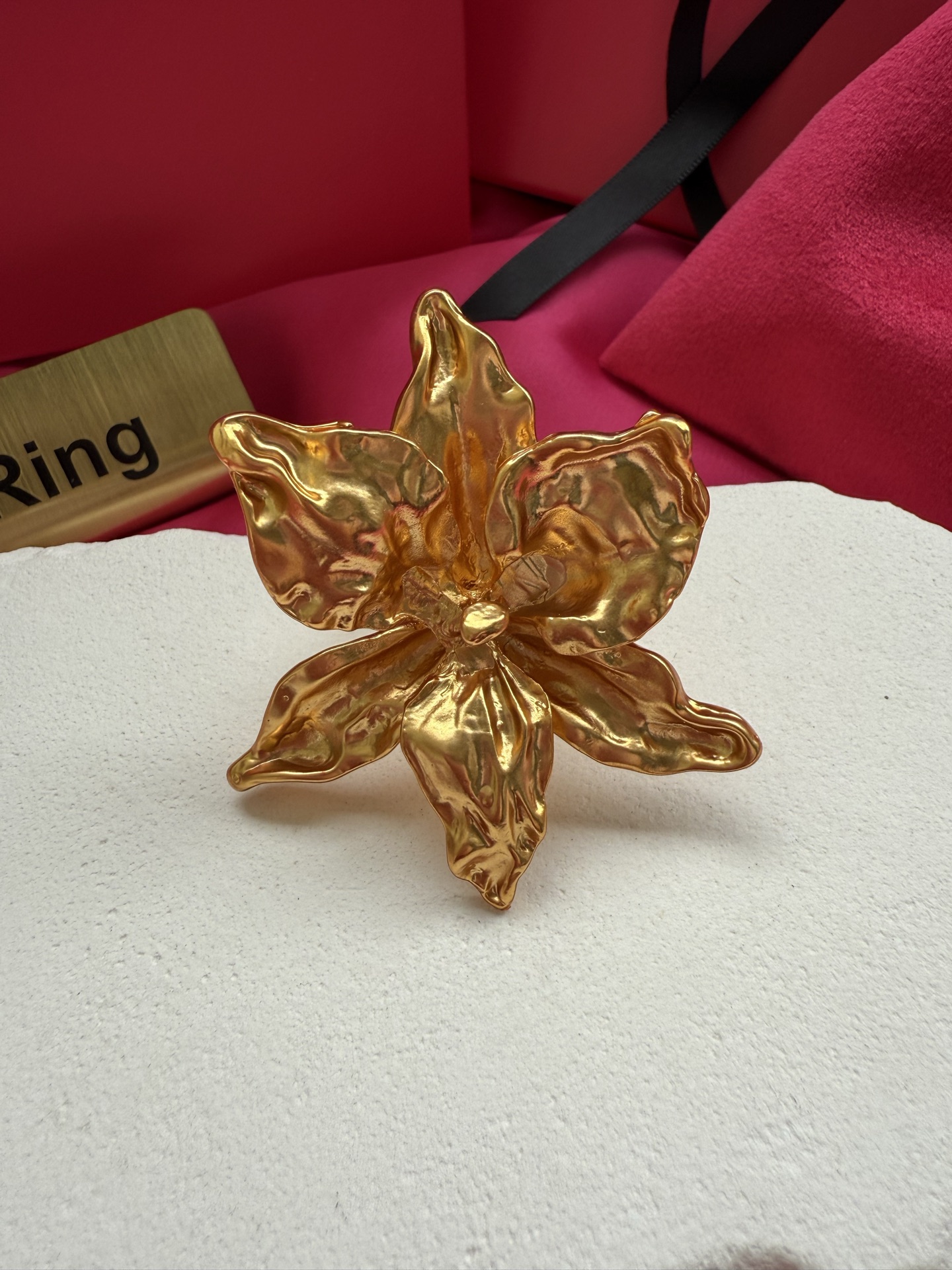 Золотистое кольцо в форме цветка Schiaparelli