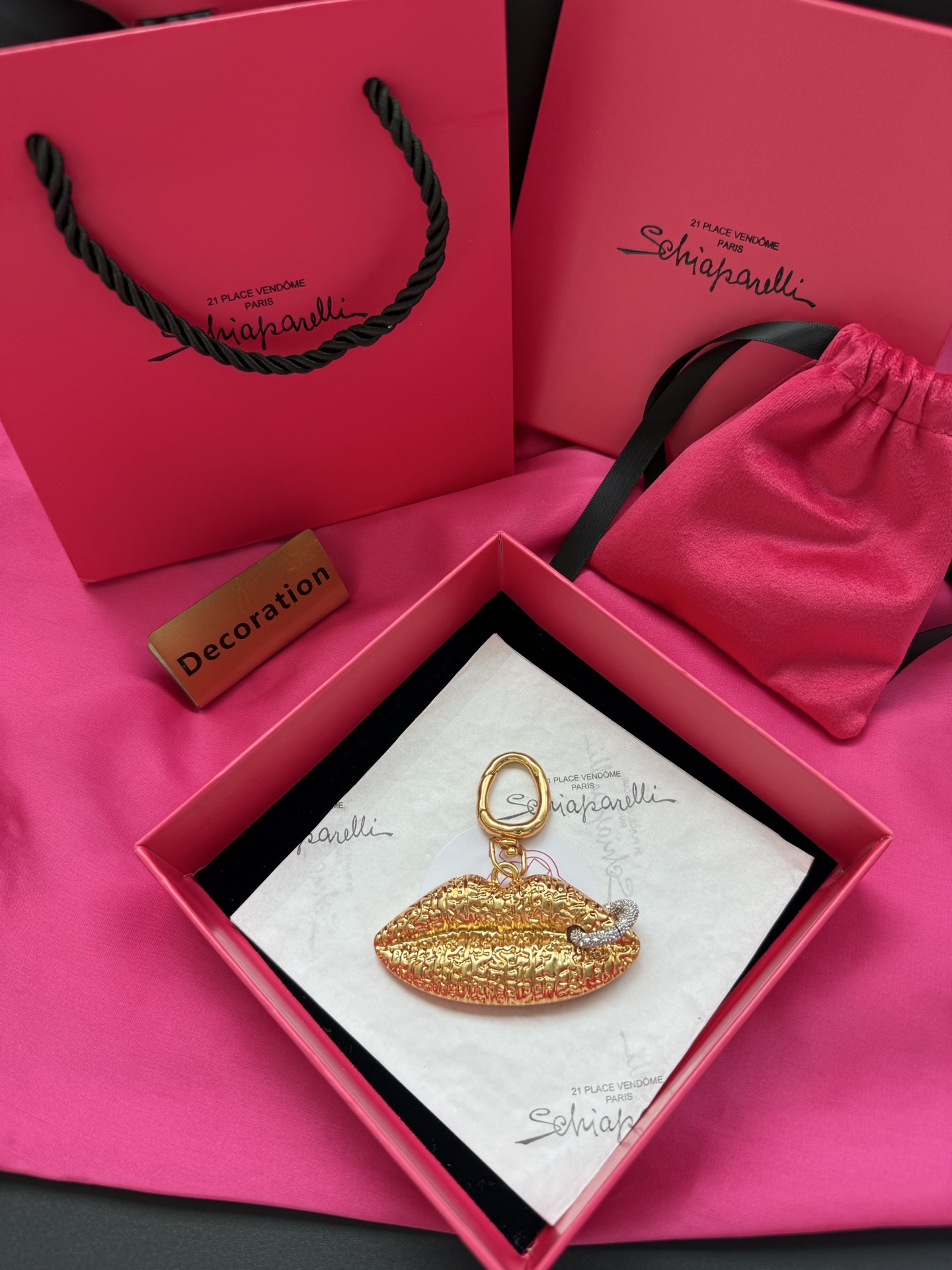 Подвеска в виде губ Schiaparelli