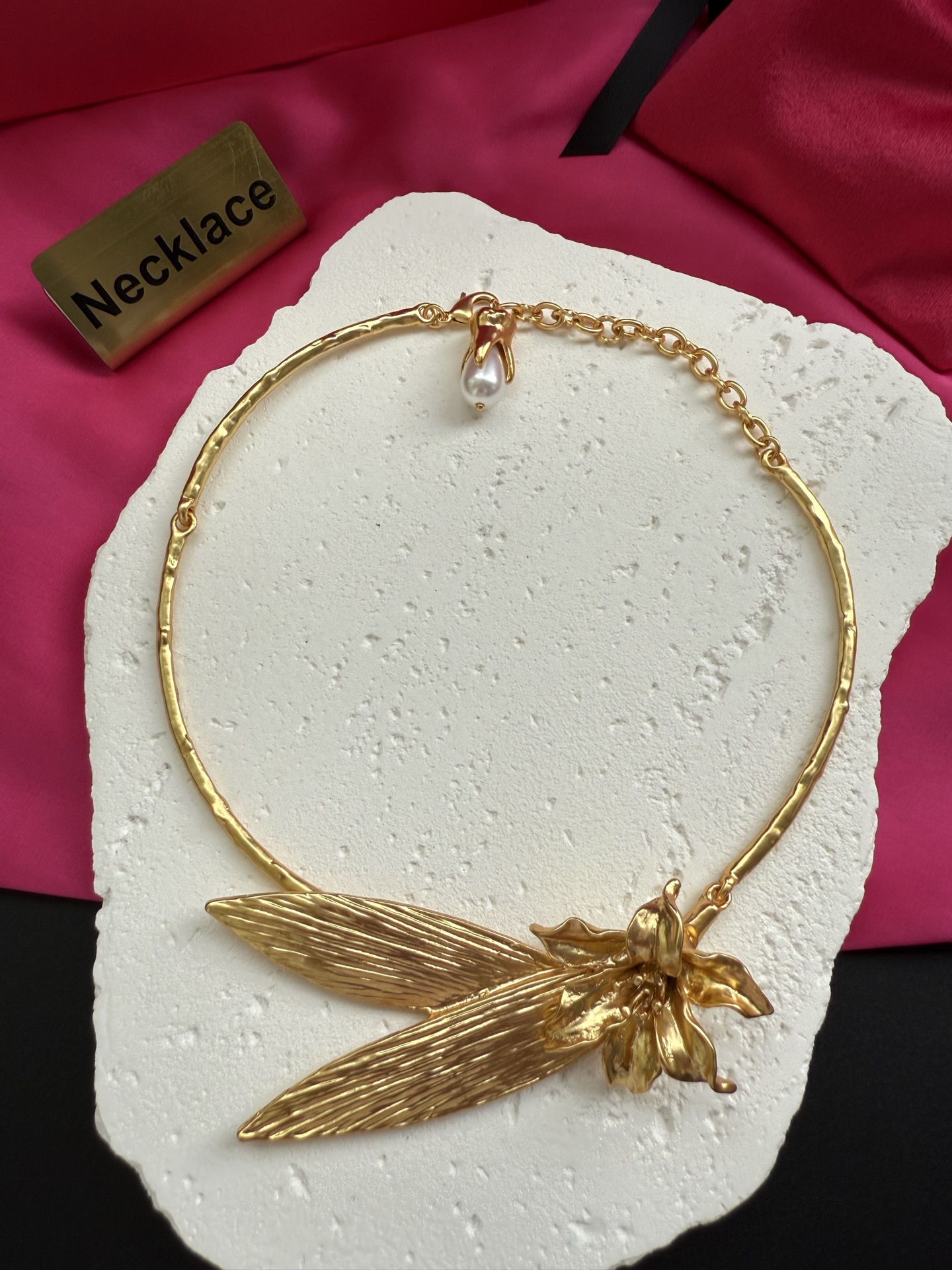 Золотистое колье с цветком Schiaparelli