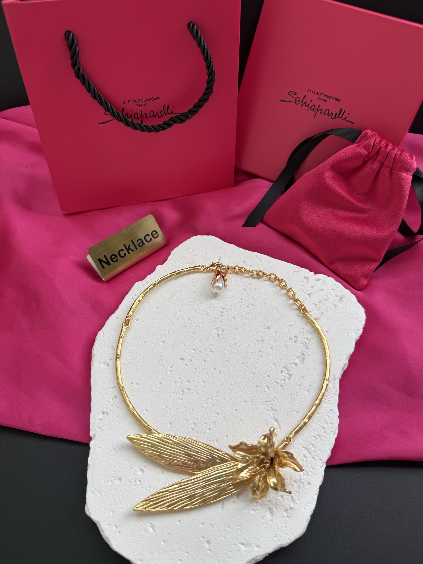 Золотистое колье с цветком Schiaparelli