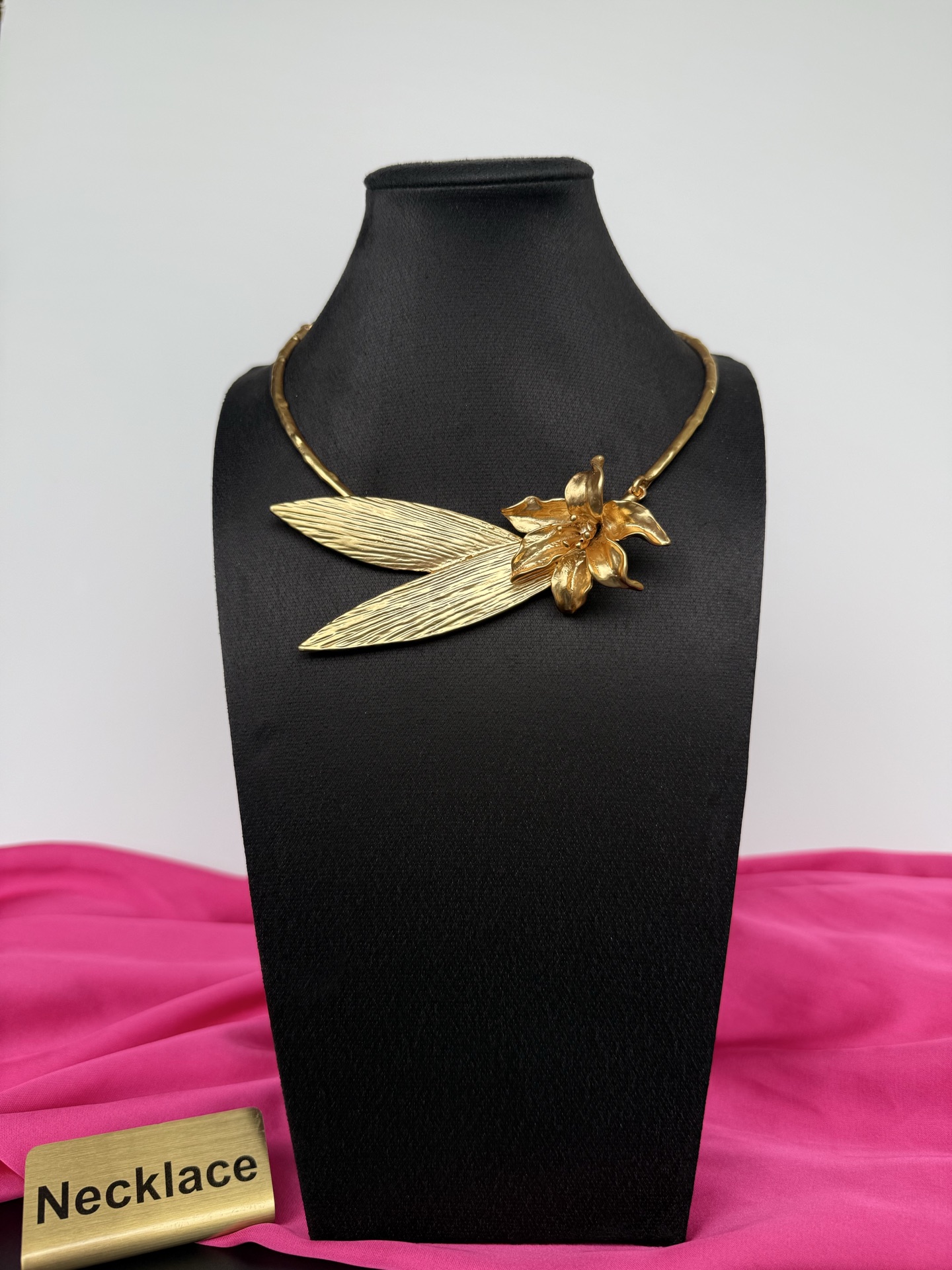 Золотистое колье с цветком Schiaparelli