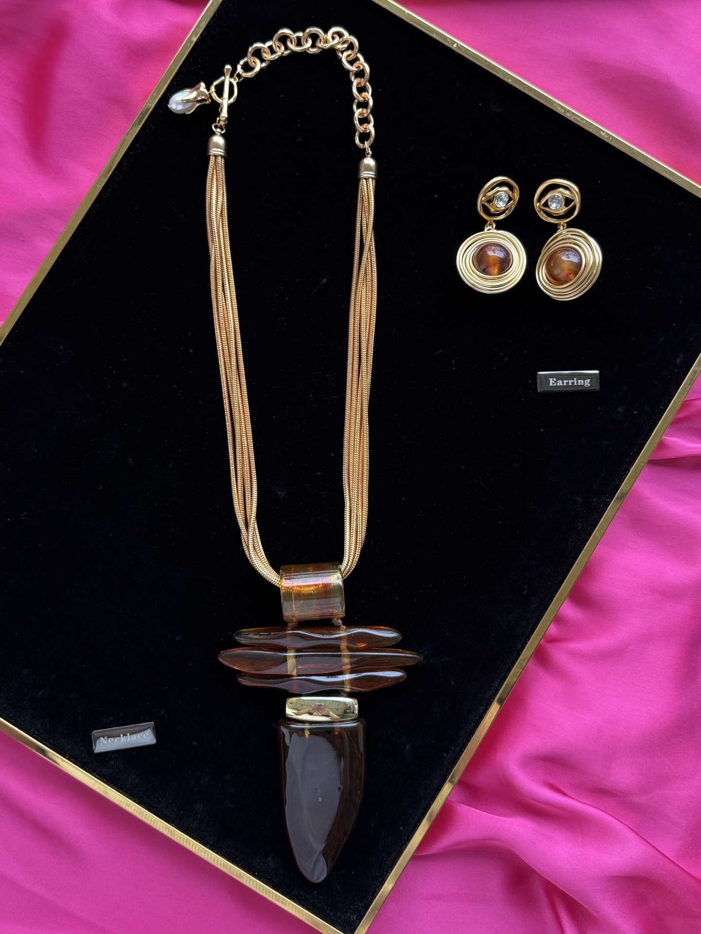 Колье с подвеской из коричневого камня Schiaparelli