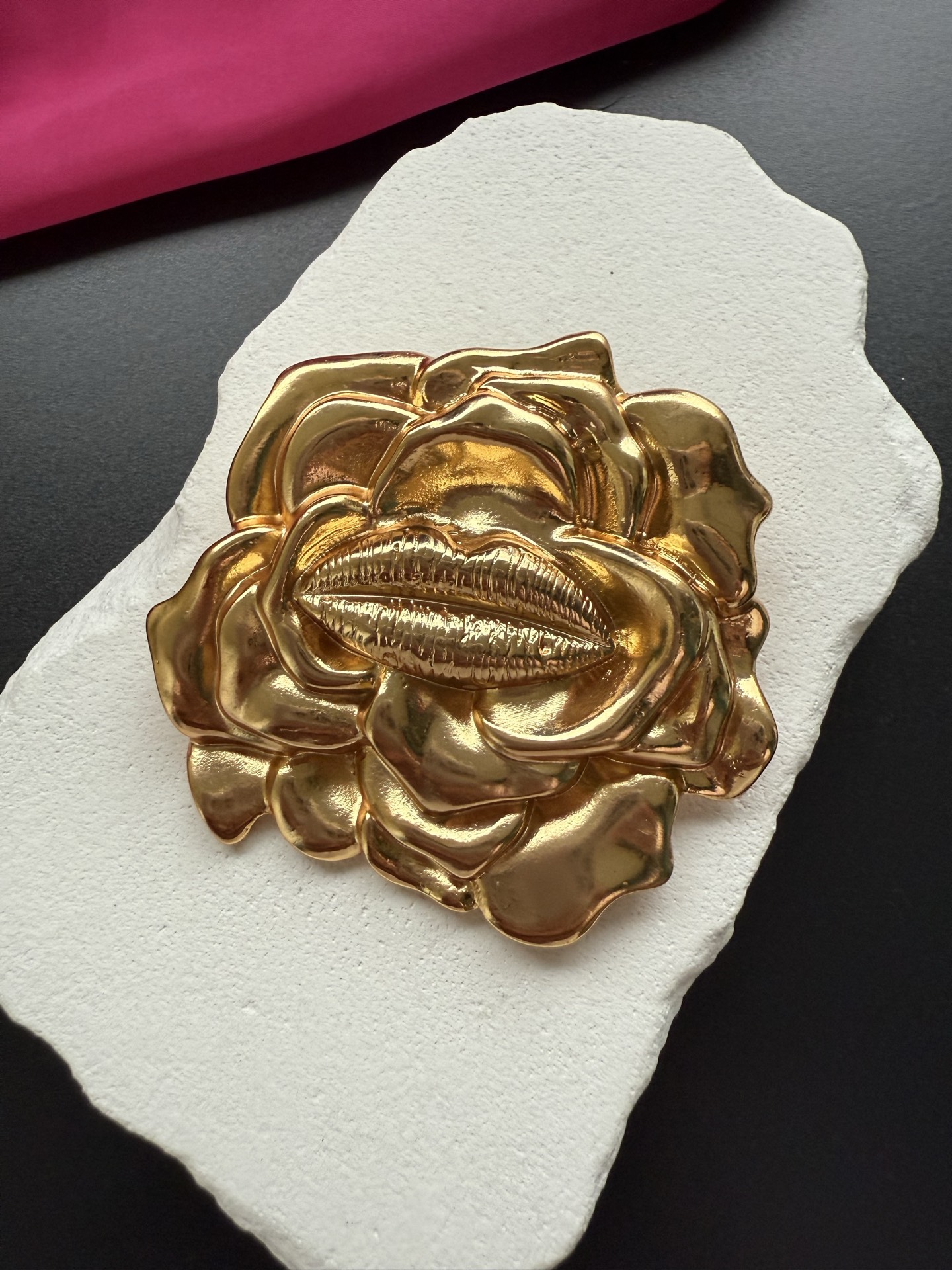 Брошь Schiaparelli в виде розы с ртом