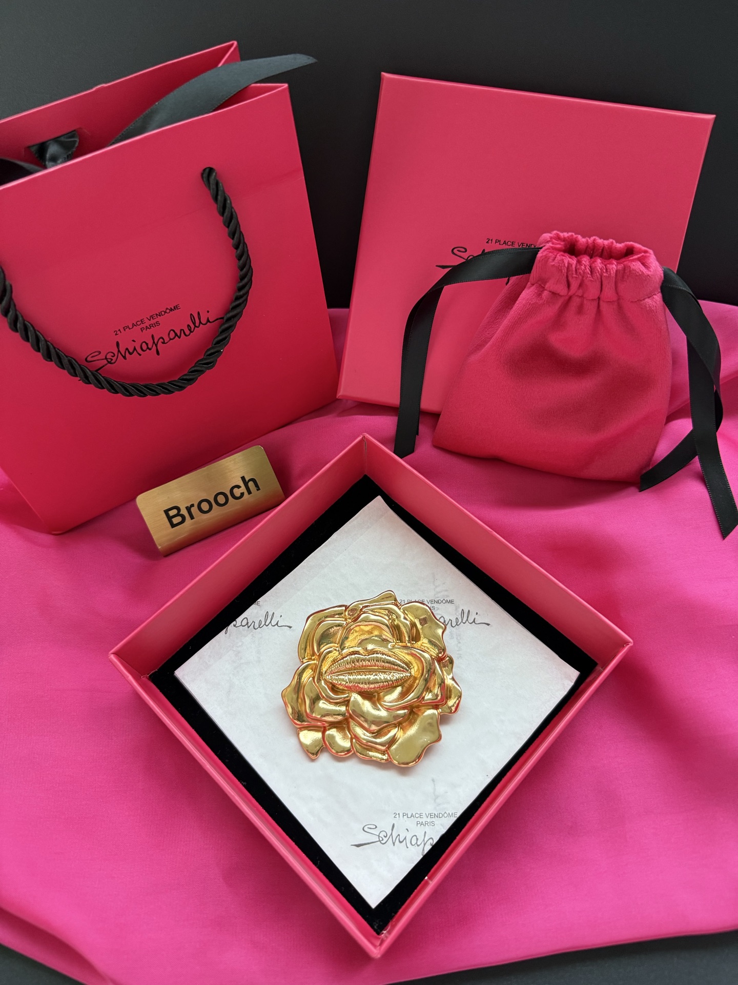 Брошь Schiaparelli в виде розы с ртом