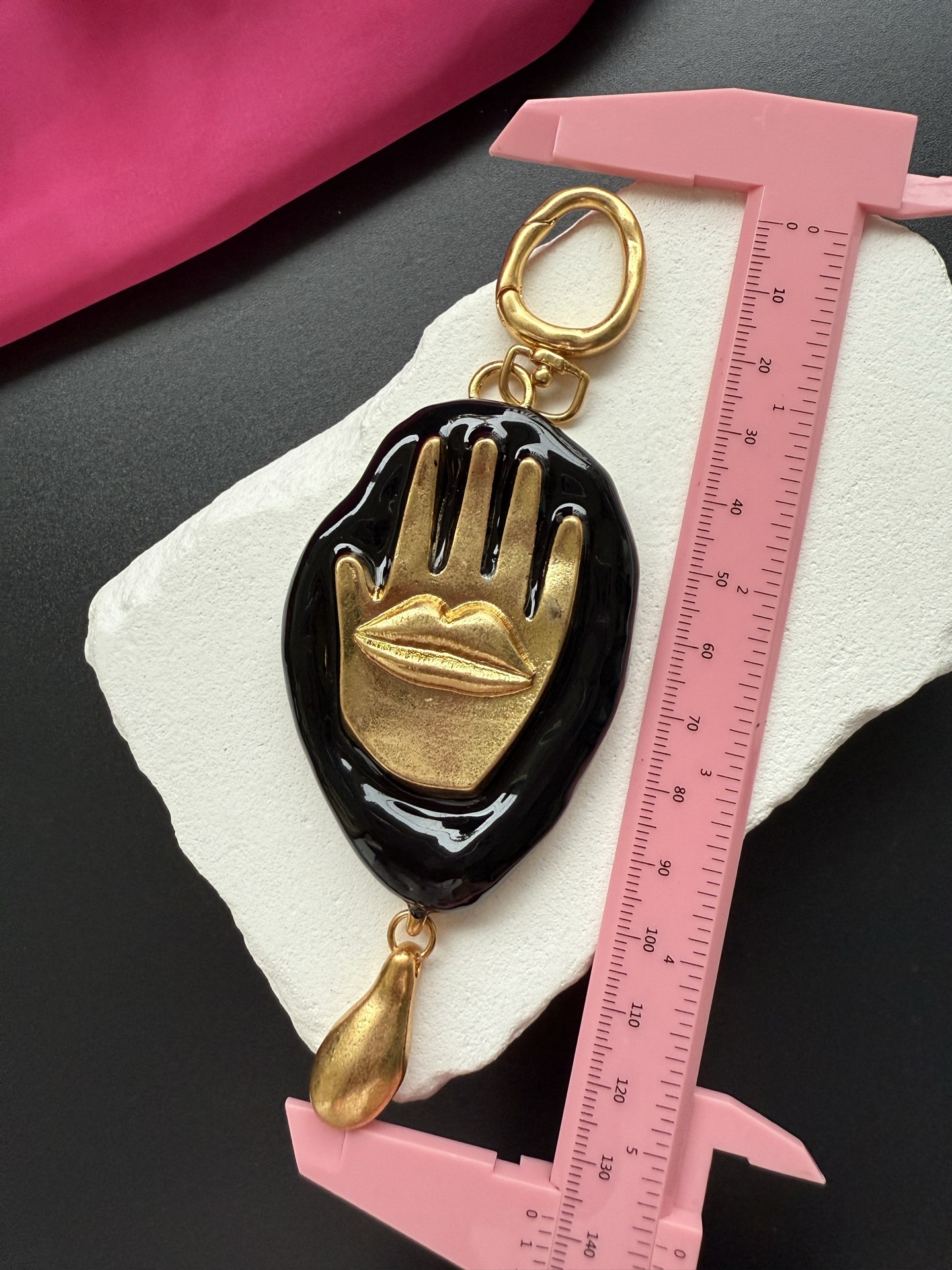 Подвеска Schiaparelli с изображением руки