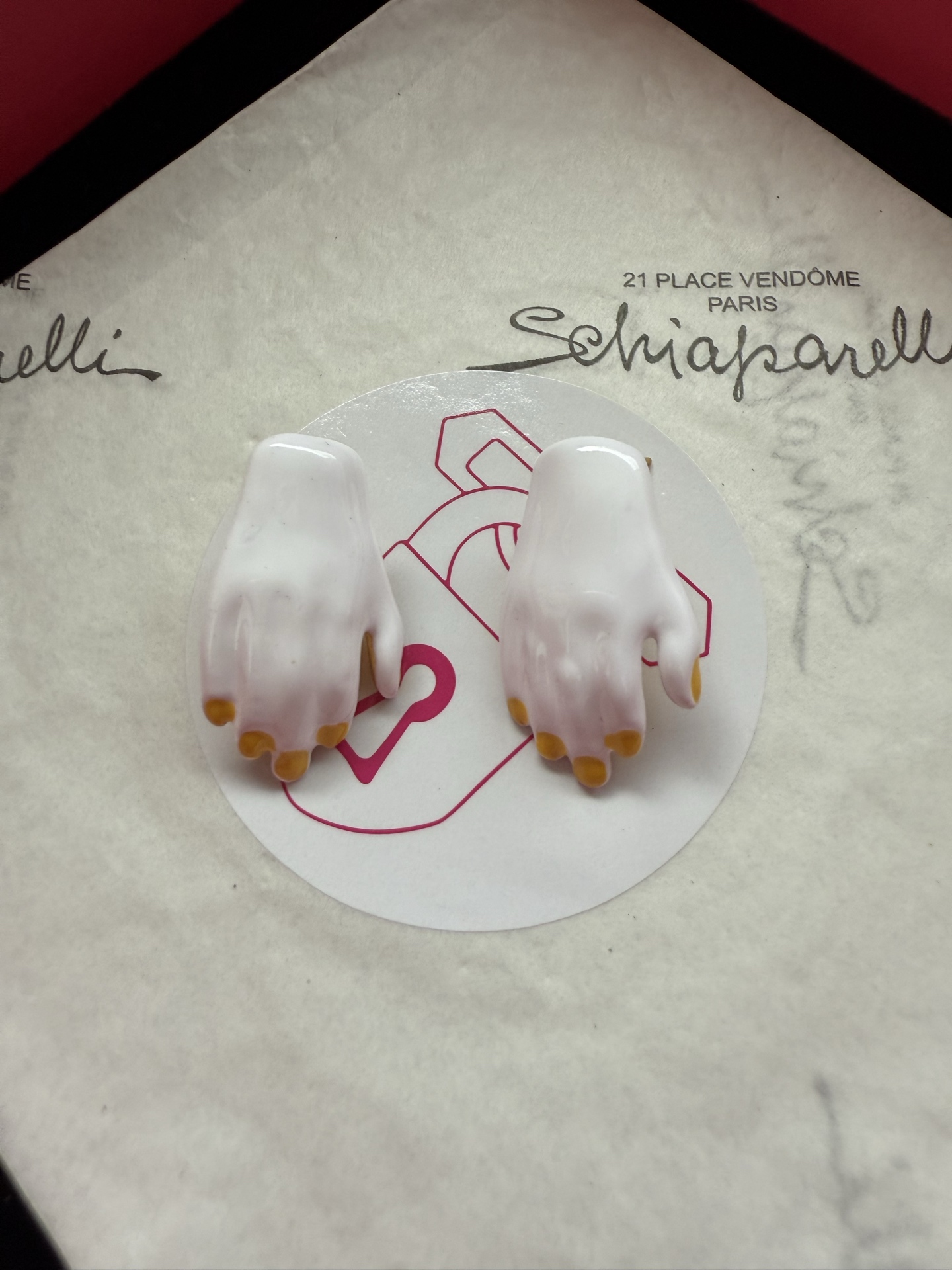 Серьги в виде рук Schiaparelli