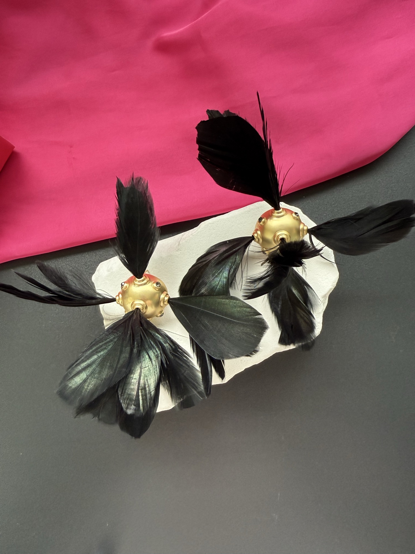 Серьги с черными перьями Schiaparelli