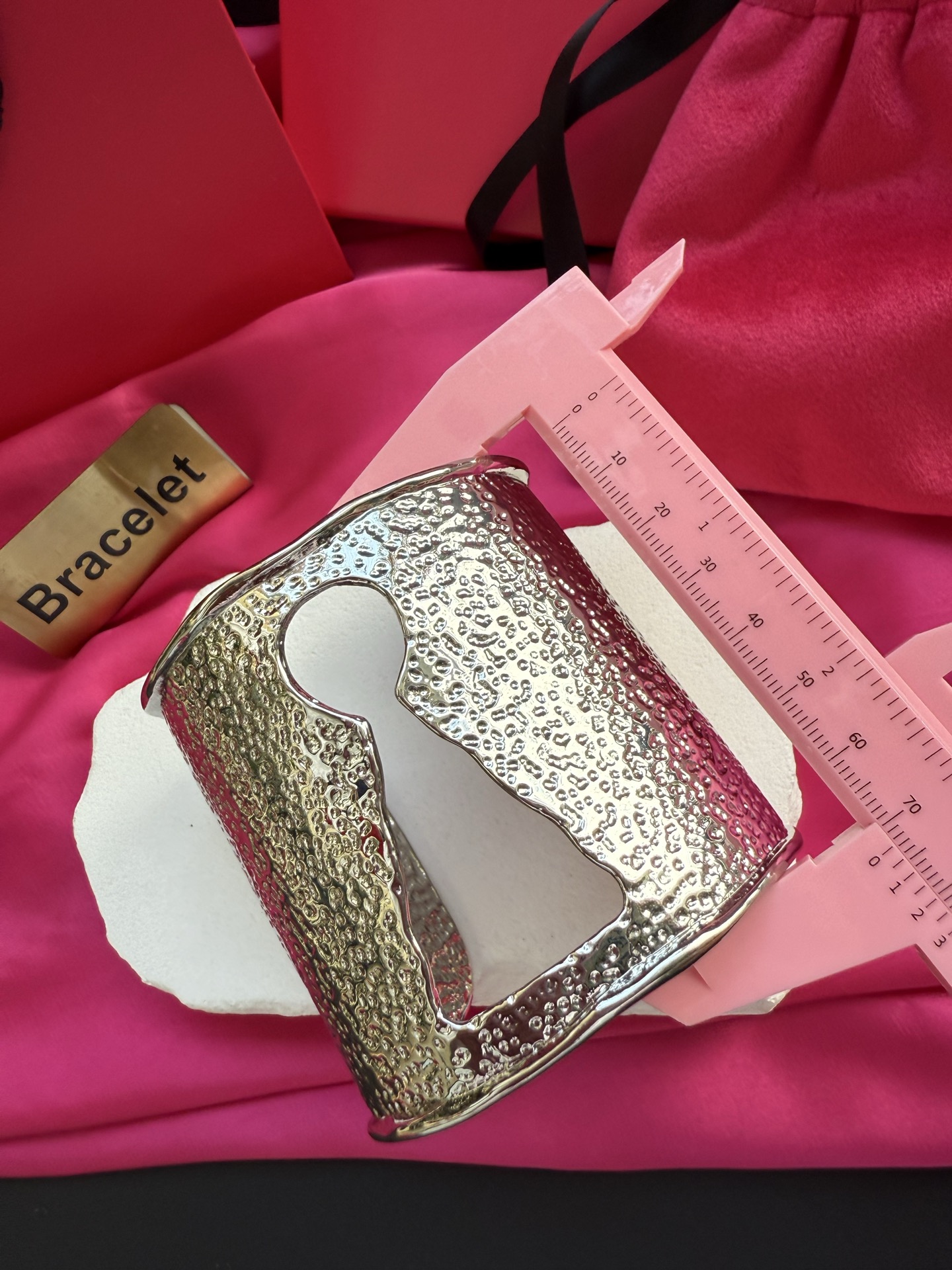 Браслет с фактурной поверхностью и отверстием в виде ключа Schiaparelli