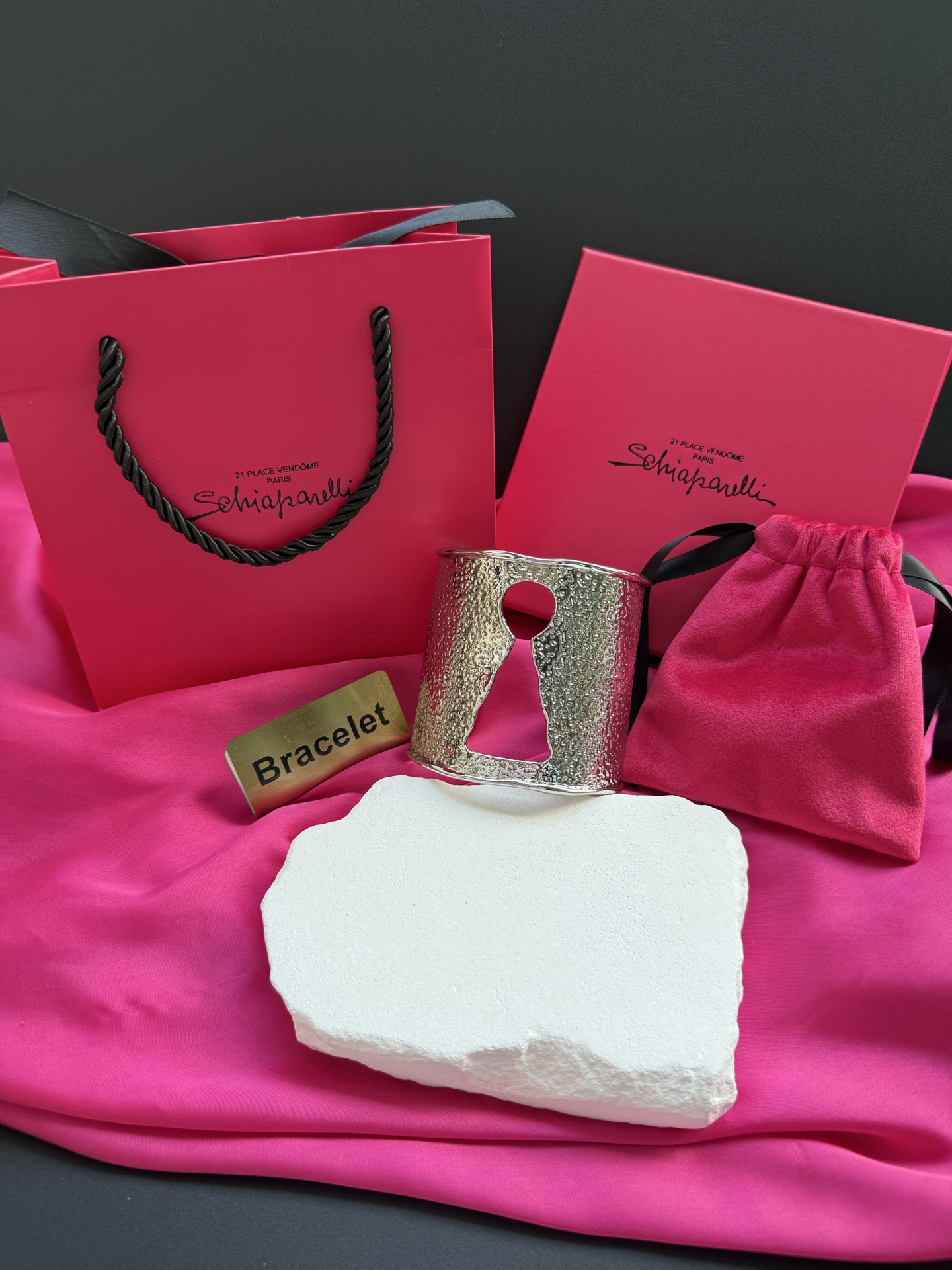 Браслет с фактурной поверхностью и отверстием в виде ключа Schiaparelli