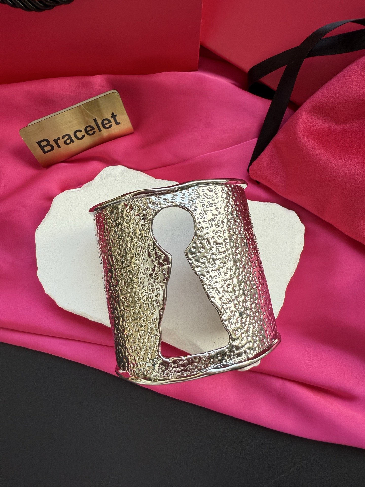 Браслет с фактурной поверхностью и отверстием в виде ключа Schiaparelli