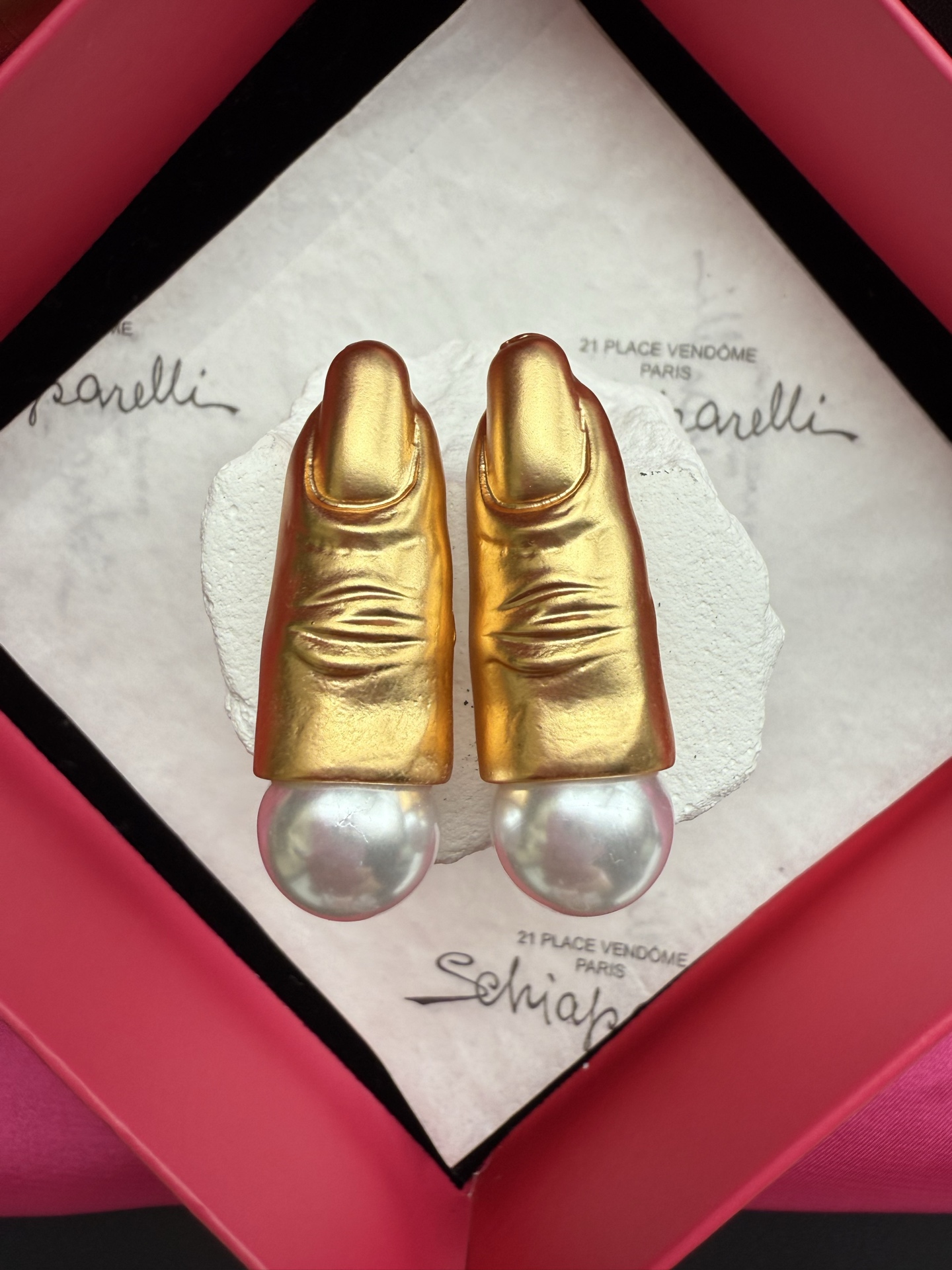 Серьги в форме пальца с жемчугом Schiaparelli