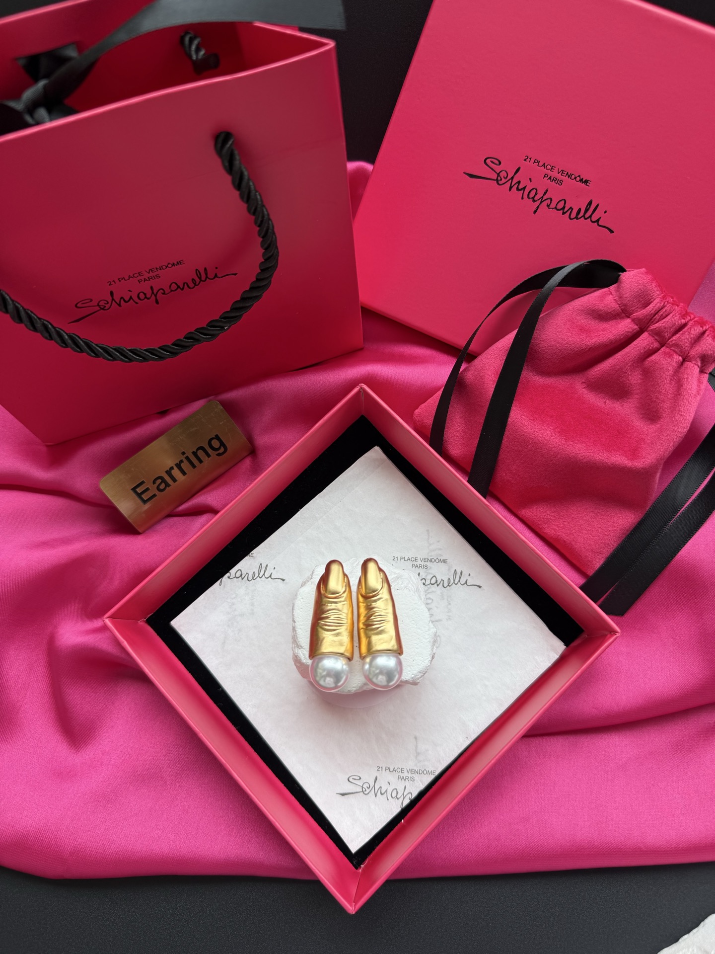 Серьги в форме пальца с жемчугом Schiaparelli