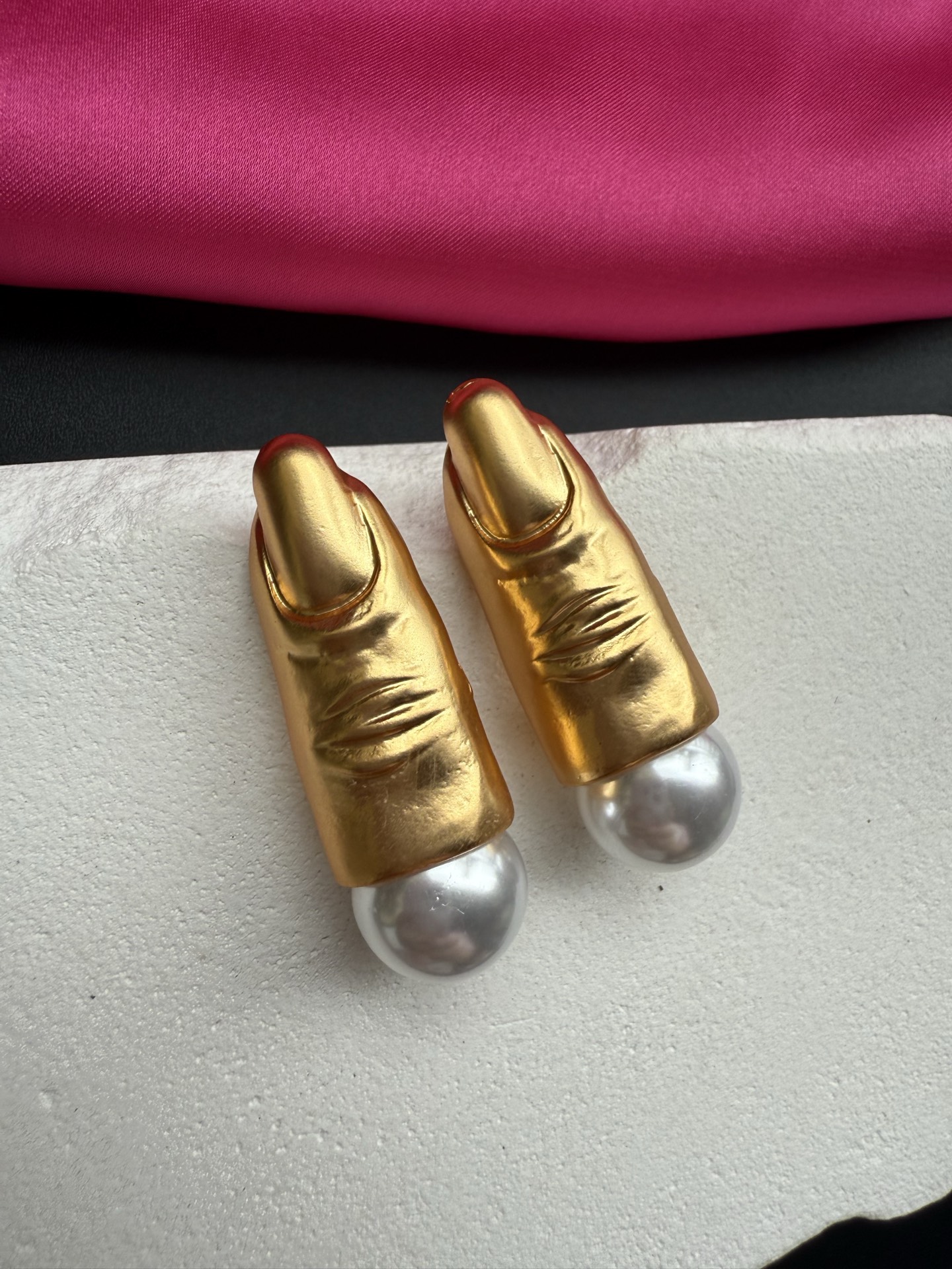Серьги в форме пальца с жемчугом Schiaparelli
