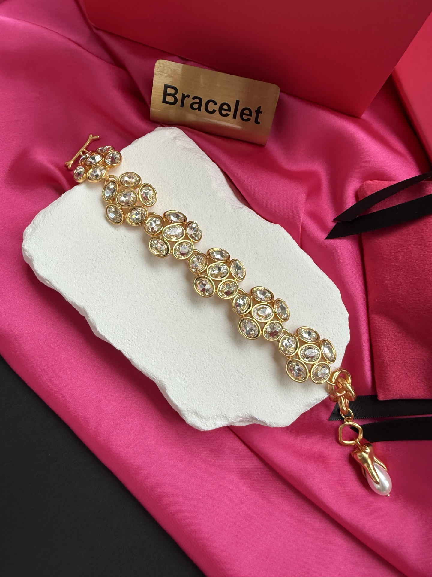 Браслет с кристаллами и подвеской Schiaparelli