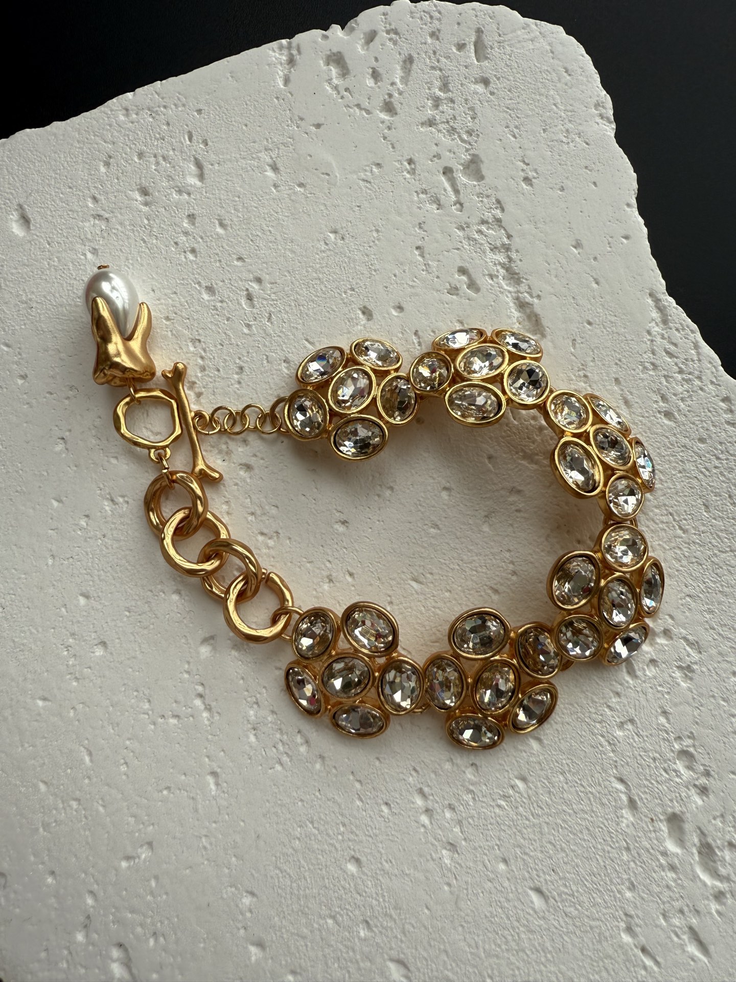 Браслет с кристаллами и подвеской Schiaparelli