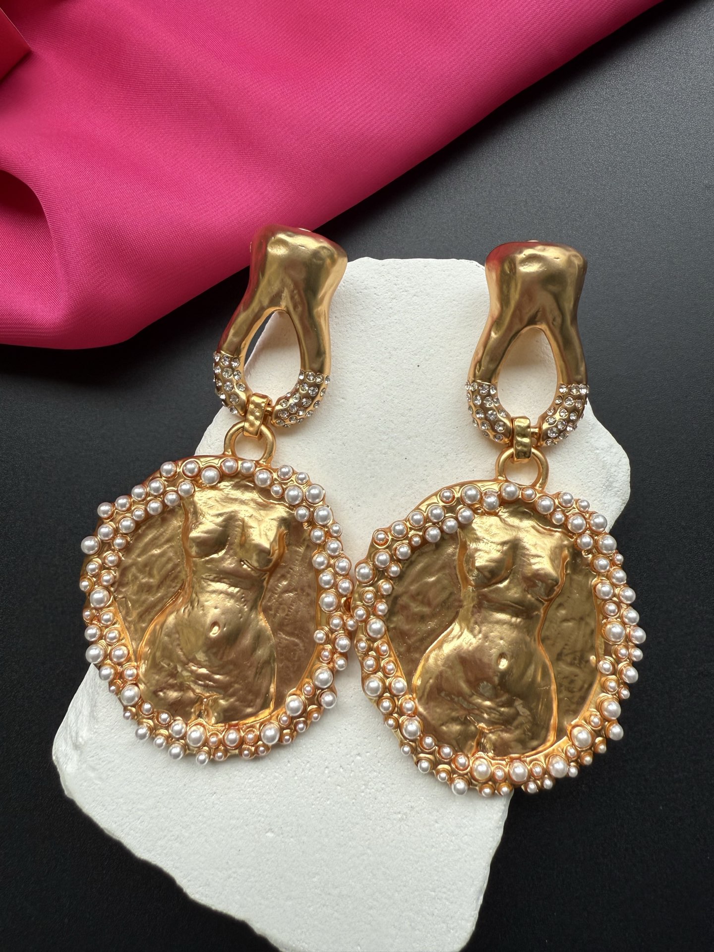 Серьги Schiaparelli с изображением фигуры и жемчугом