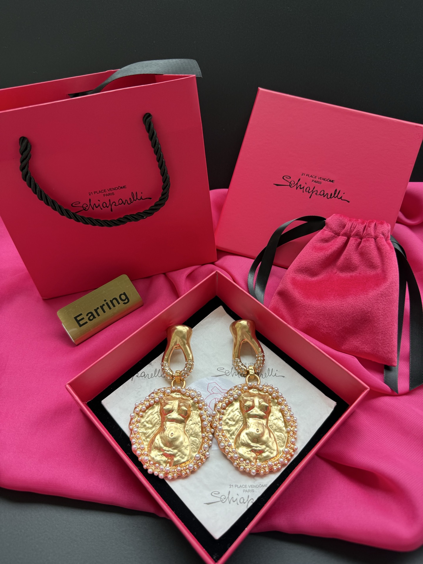 Серьги Schiaparelli с изображением фигуры и жемчугом