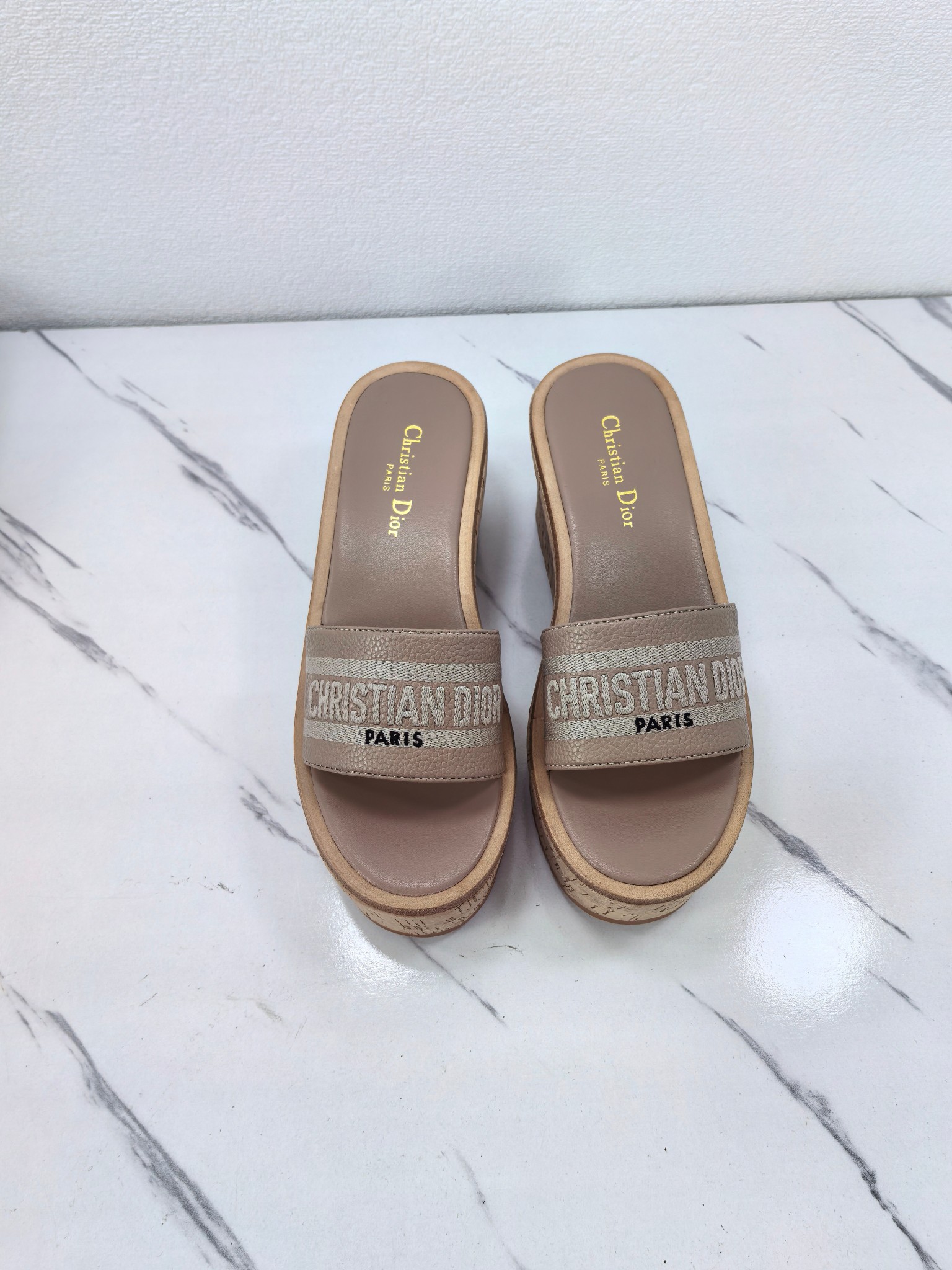 NO:535392,Dior 2025 spring and summer new model｜10cm thick-soled Dway wedge slippers, a blessing for small people!  This Dior Dway slipper is amazing as soon as you put it on!  The 10cm thick sole design is simply a magic weapon to hide height. A small person can instantly have a long legs aura~ Core highlights The upper is imported calfskin, which is delicate and soft, and the inner water dyed sheepskin foot pad is skin-friendly and breathable, not stuffy and sweaty. The original cork + TPU combination sole is light and shock-absorbing without tiring feet. The three-dimensional embroidered CD letter logo shows the identity of the big brand everywhere. The thick sole round head and exposed toe design makes the legs look thin!  Black and white color combination is refreshing and versatile, and can be easily controlled by jeans or dresses. The rate of return on the street in spring and summer is overwhelming. #Dior new products #thick-soled slippers #small outfits #luxury flat substitute size35-41 (40.41. Customized without return or exchange), slippers, dior, slippers, skirts, jeans, cowhide, sheepskin19860909Dior 2025春夏新款｜10cm厚底Dway坡跟拖鞋,小个子福音！ 这款Dior Dway拖鞋一上脚就惊艳！10cm厚底设计简直是隐藏身高神器,小个子也能瞬间拥有大长腿气场～ 核心亮点 鞋面采用进口小牛皮,细腻柔软质感满分 内里水染羊皮垫脚,亲肤透气不闷汗 原版软木+TPU组合大底,轻盈减震不累脚 立体刺绣CD字母logo,细节处处显大牌身份 厚底圆头露趾设计超显腿细！黑白拼色清爽百搭,无论是牛仔裤还是连衣裙都能轻松驾驭,春夏出街回头率爆表 #Dior新品 #厚底拖鞋 #小个子穿搭 #奢侈品平替 size35-41（40.41.定做不退不换）,拖鞋,dior,slippers,skirts,jeans,cowhide,sheepskin,Women's Shoes